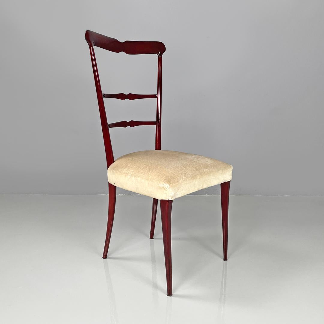 Italienische moderne rot lackierte Holzstühle mit elfenbeinweißem Stoff, 1970er Jahre (Italian) im Angebot