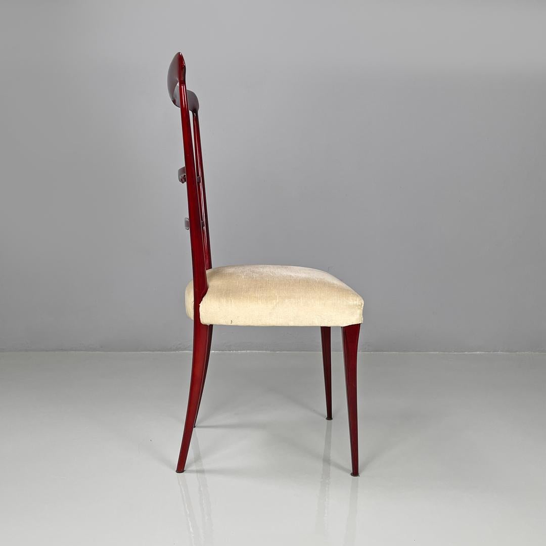 Italienische moderne rot lackierte Holzstühle mit elfenbeinweißem Stoff, 1970er Jahre im Zustand „Gut“ im Angebot in MIlano, IT