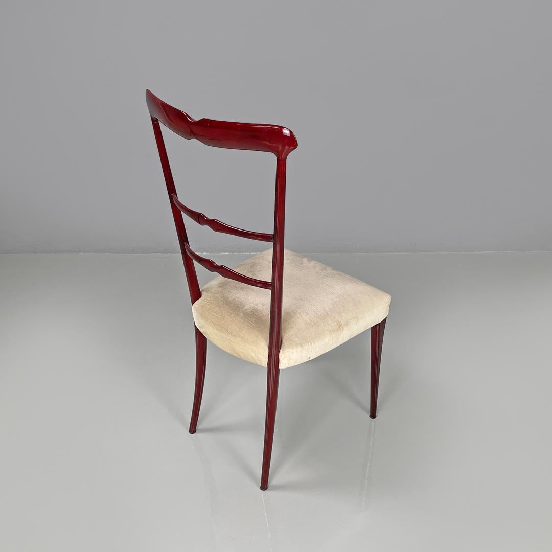 Italienische moderne rot lackierte Holzstühle mit elfenbeinweißem Stoff, 1970er Jahre (Late 20th Century) im Angebot