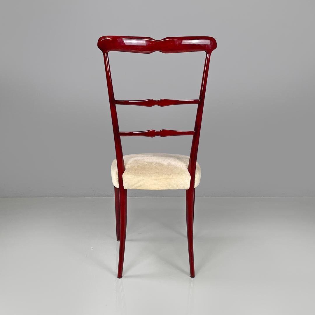 Italienische moderne rot lackierte Holzstühle mit elfenbeinweißem Stoff, 1970er Jahre im Angebot 1