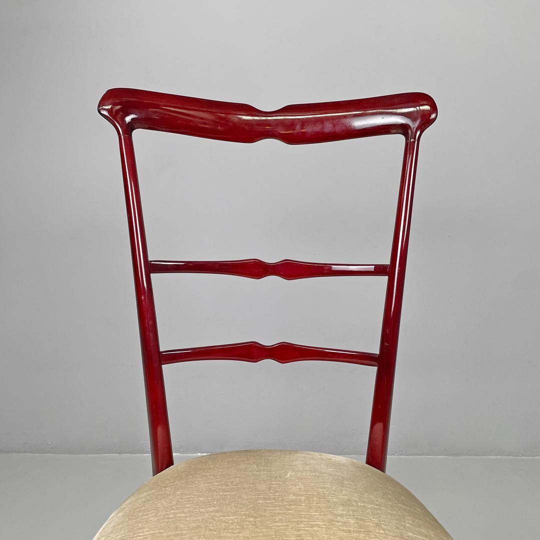 Italienische moderne rot lackierte Holzstühle mit elfenbeinweißem Stoff, 1970er Jahre im Angebot 3