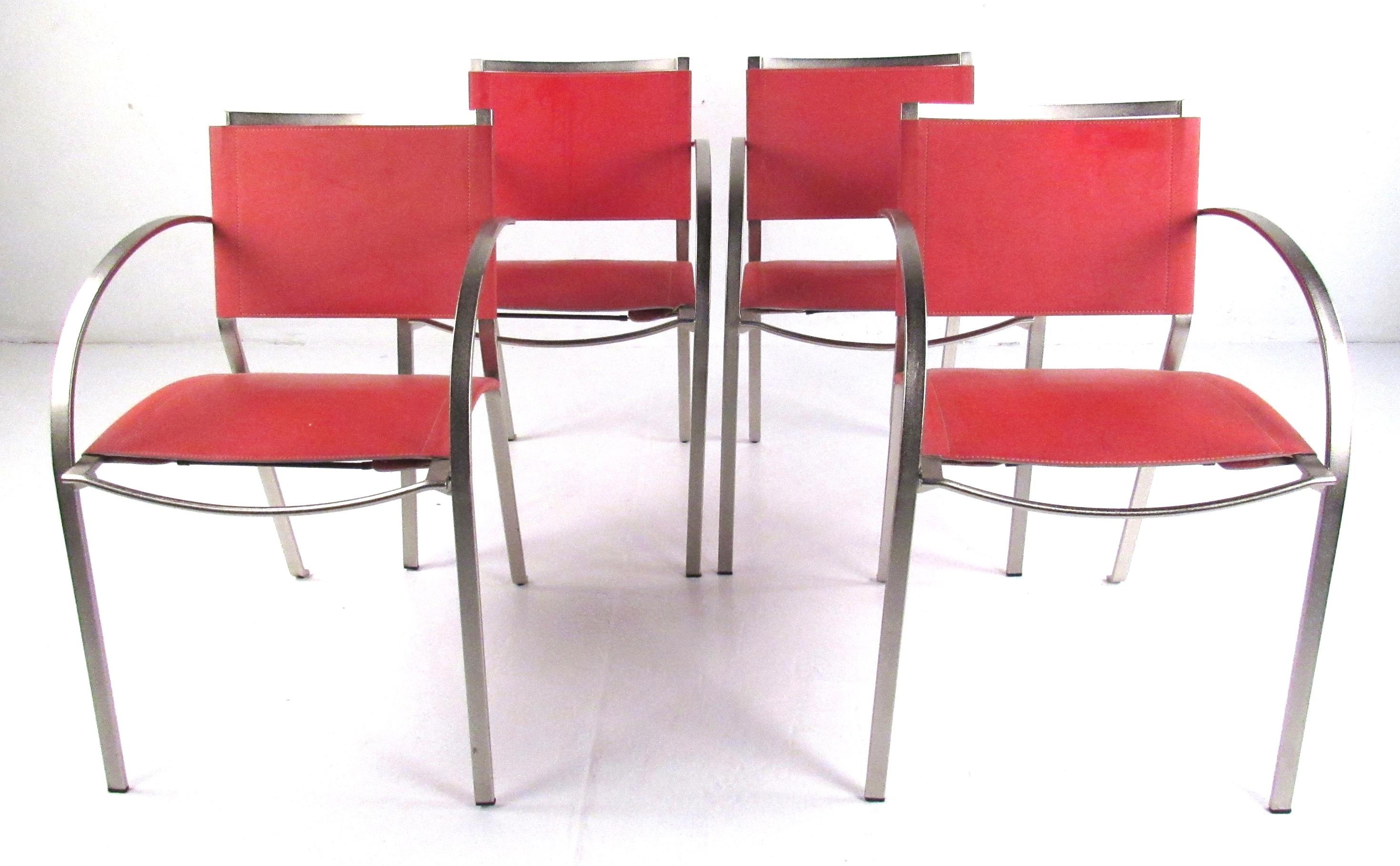 Ensemble élégant de quatre fauteuils en cuir et en métal qui s'harmoniseront avec tout décor moderne ou midcentury. 
Veuillez confirmer la localisation de l'article (NY ou NJ) auprès du revendeur.