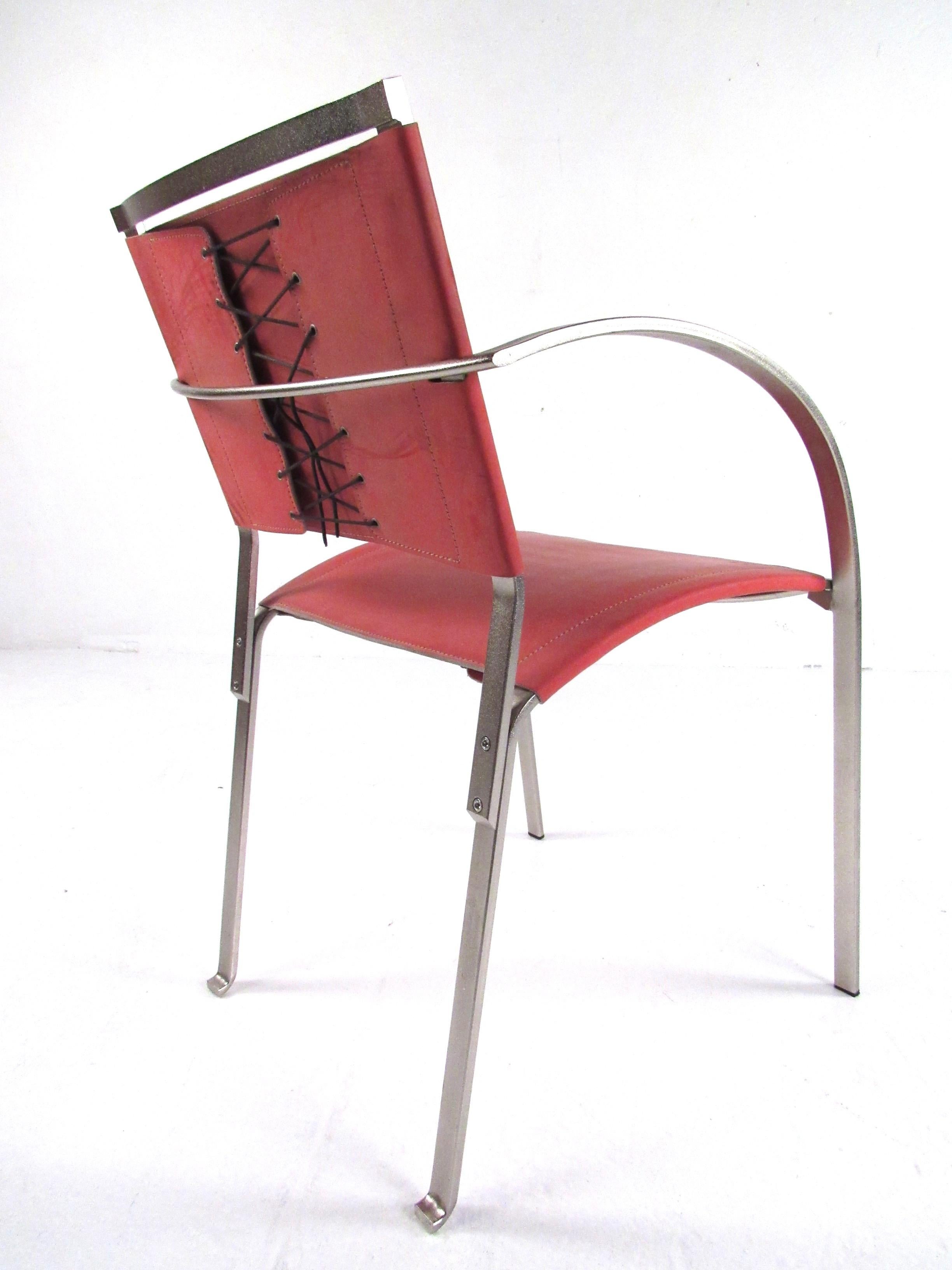 Italienische moderne Esszimmerstühle aus rotem Leder im Zustand „Gut“ im Angebot in Brooklyn, NY