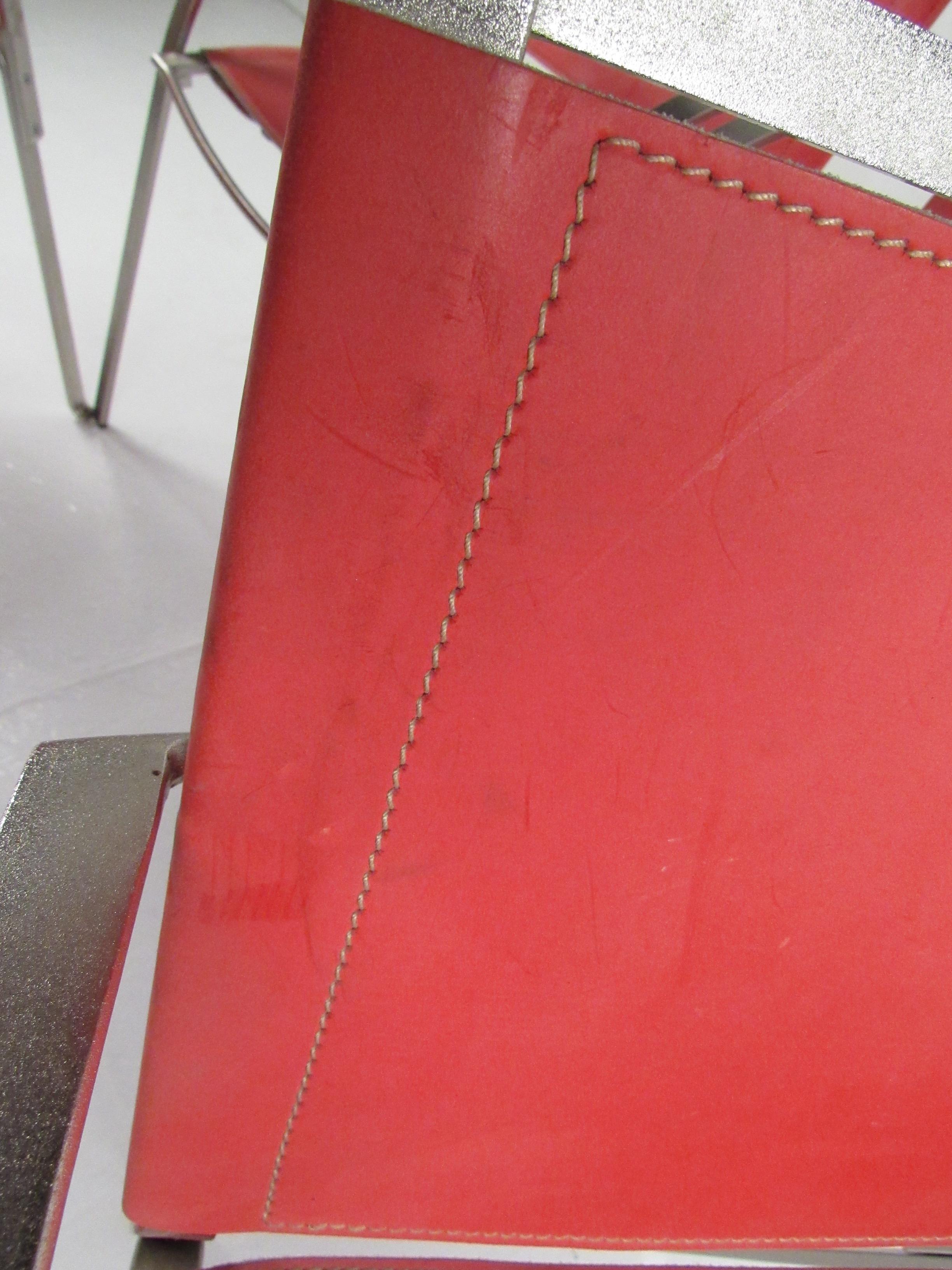 Chaises de salle à manger italiennes modernes en cuir rouge en vente 2