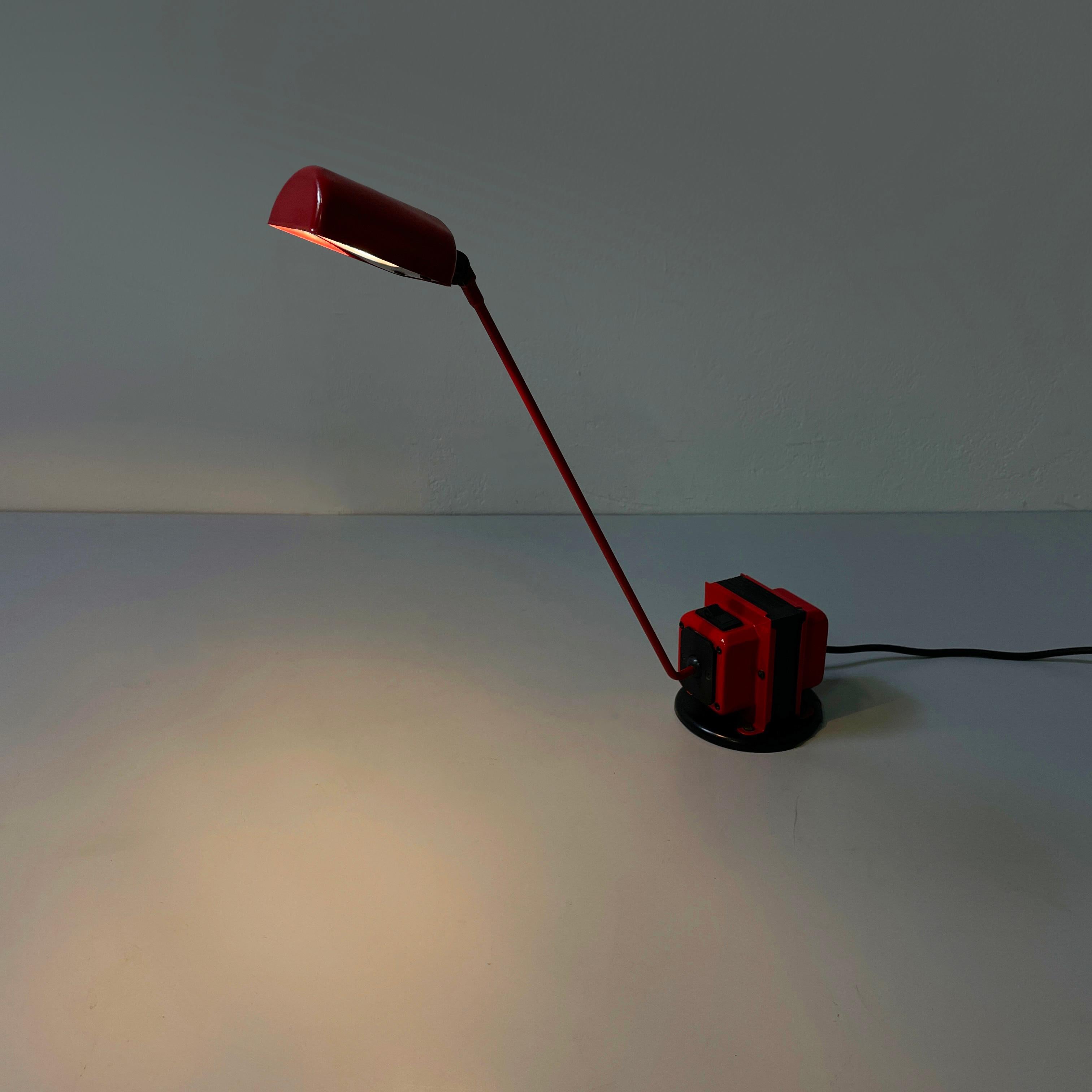 Late 20th Century Italian modern red metal Adjustable table lamp Daphine by Cimini Lumina 1980s For Sale