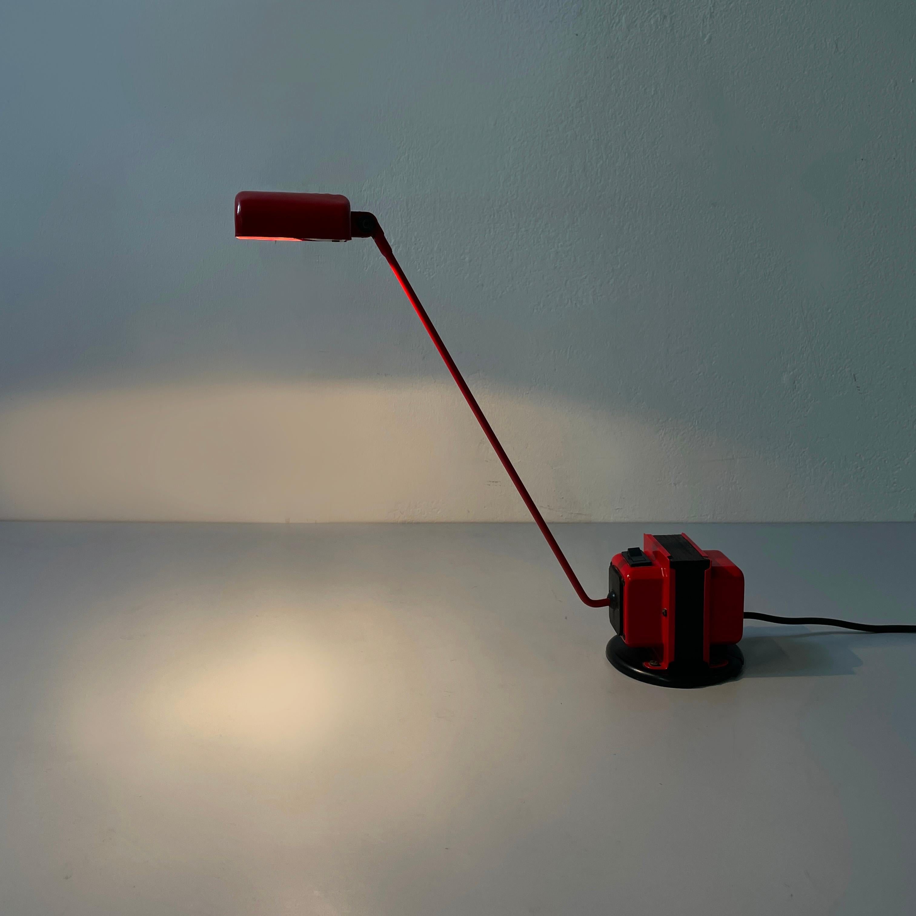 Metallo Italian modern red metal Adjustable table lamp Daphine by Cimini Lumina 1980s in vendita