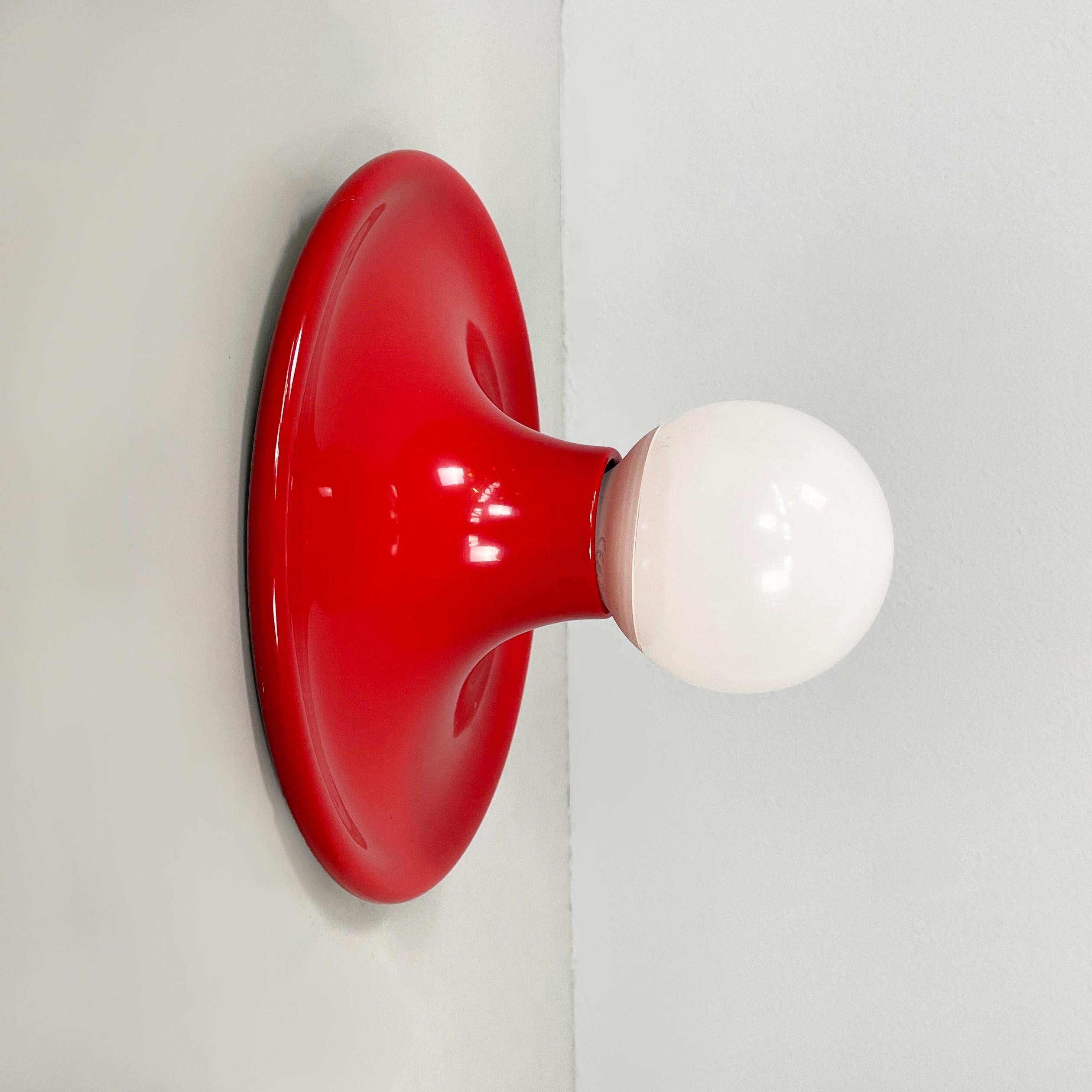 Lampada da parete moderna italiana in metallo rosso di Targetti Sankey, anni '70
Lampada da parete a base rotonda in metallo verniciato rosso brillante. La struttura tende a restringersi verso il portalampada e tende ad allargarsi verso la base. Può