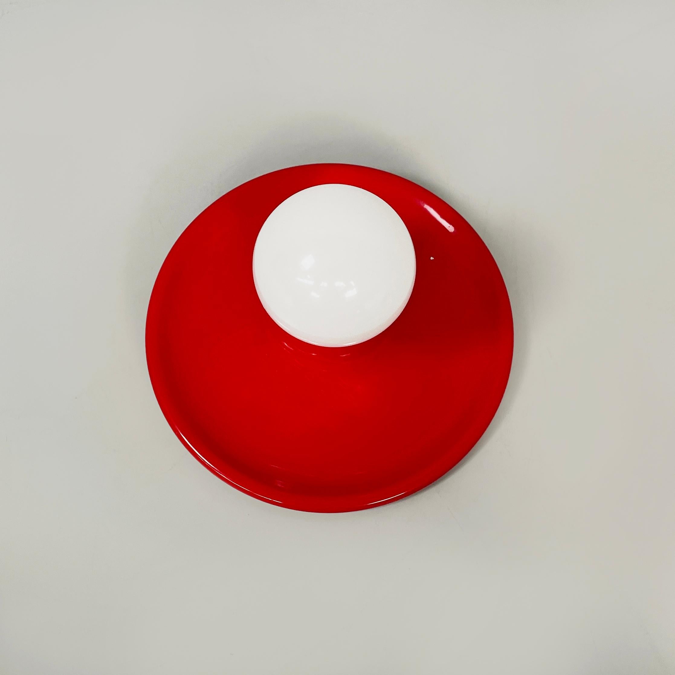 Moderno Lampada da parete moderna italiana in metallo rosso di Targetti Sankey, anni '70 in vendita