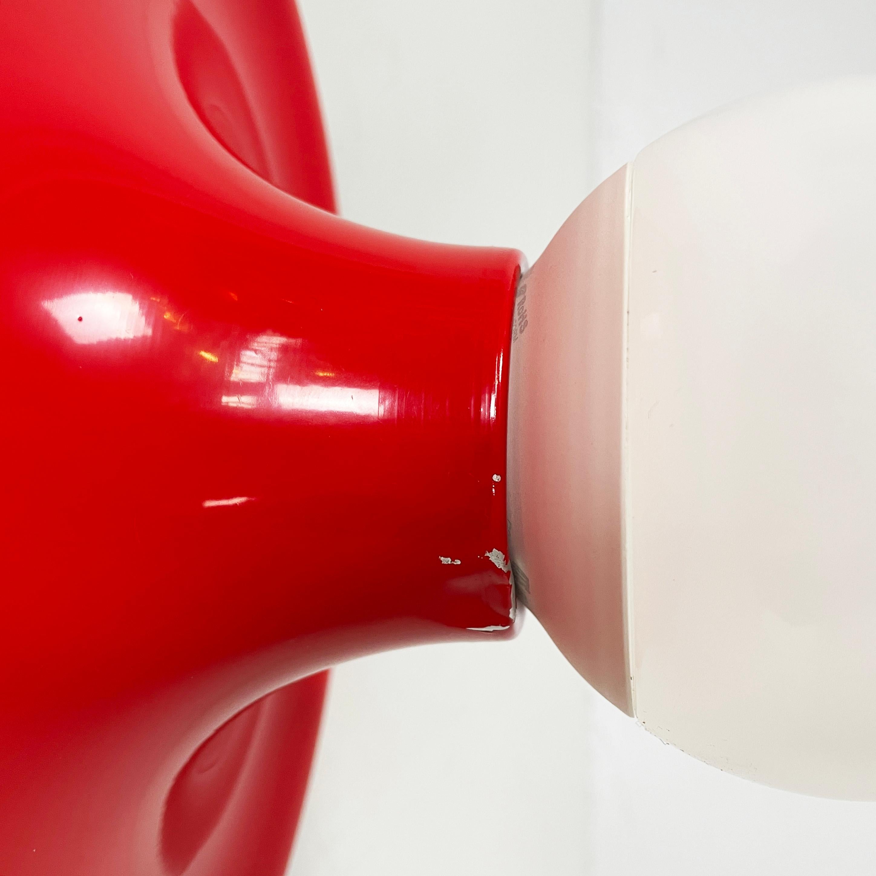 Lampada da parete moderna italiana in metallo rosso di Targetti Sankey, anni '70 In condizioni buone in vendita a MIlano, IT