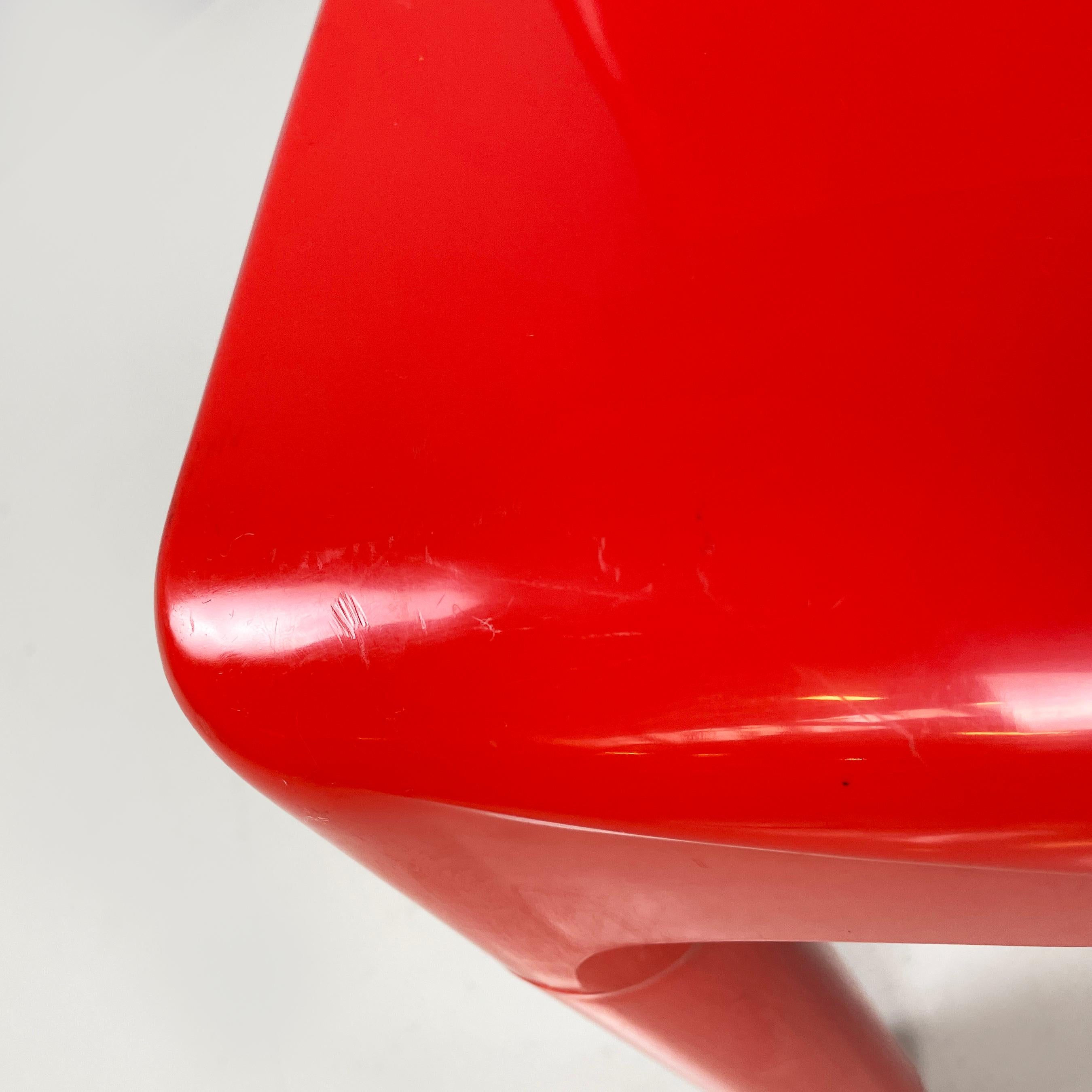Italian modern red plastic chairs 1050 by Marcello Siard for Longato, 1970s For Sale 5
