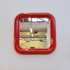 Specchio da parete italiano moderno in plastica rossa Delfo di Sergio Mazza per Artemide, anni '70