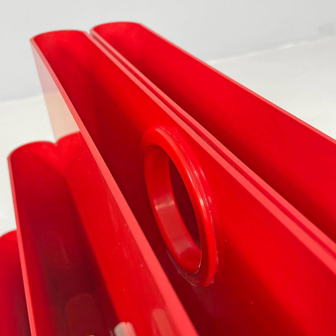 Italian modern red plastic magazine rack 4675 Giotto Stoppino for Kartell, 1970s 4