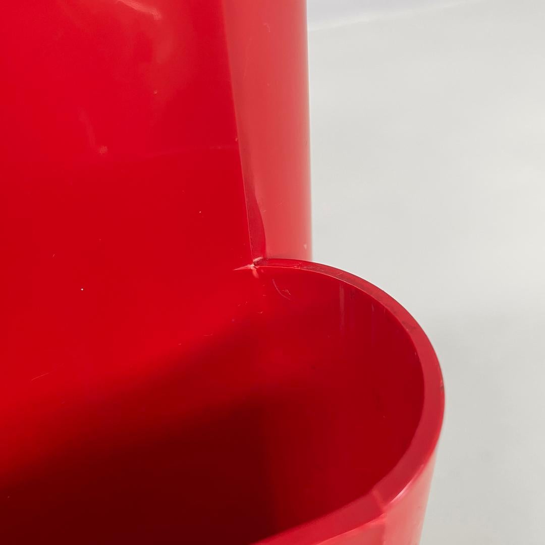 Italian modern red plastic magazine rack 4675 Giotto Stoppino for Kartell, 1970s 7