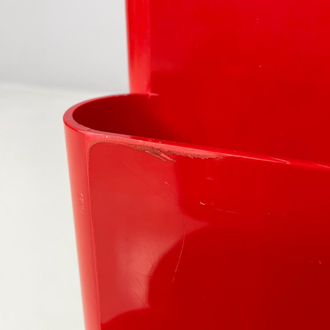 Italian modern red plastic magazine rack 4675 Giotto Stoppino for Kartell, 1970s 8