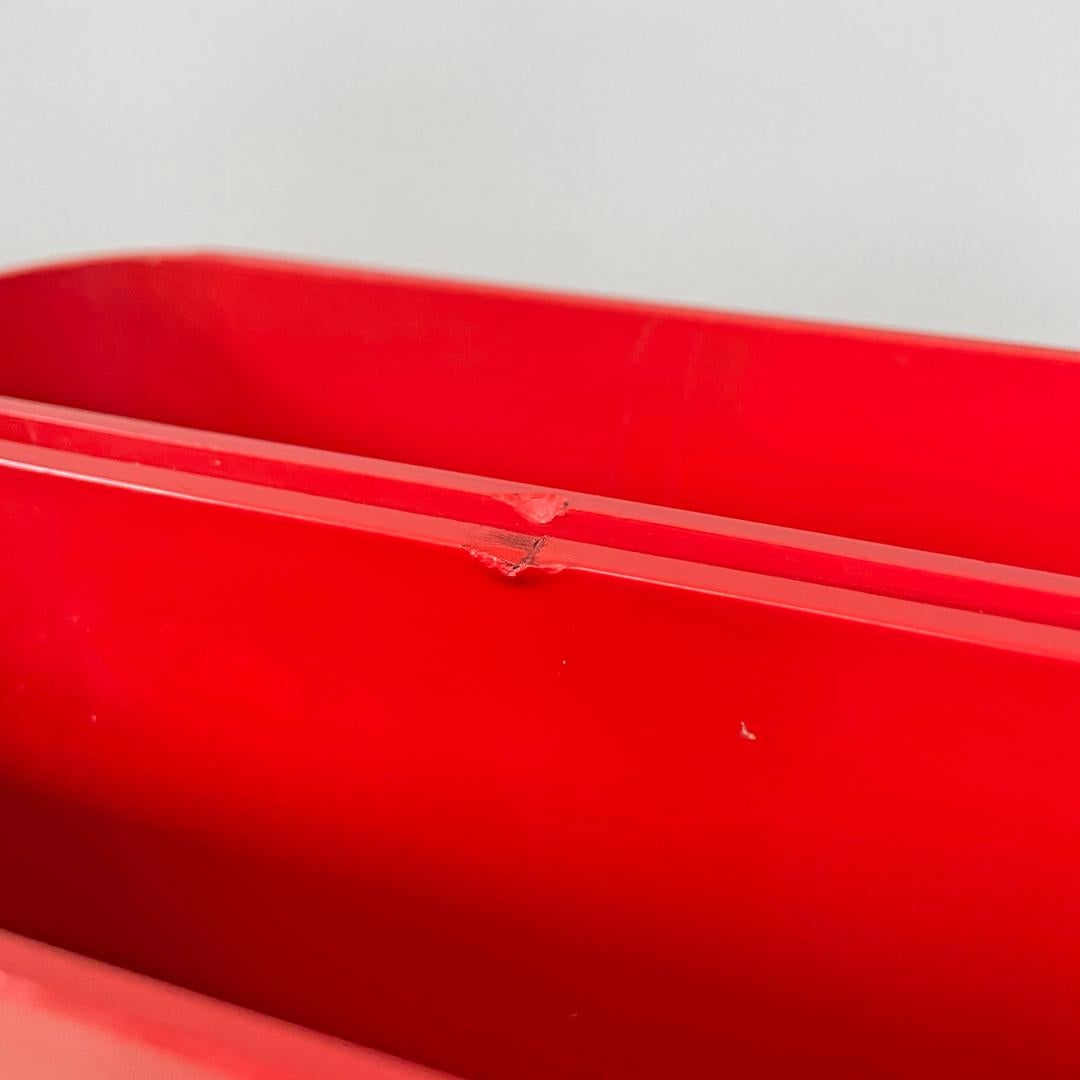 Italian modern red plastic magazine rack 4675 Giotto Stoppino for Kartell, 1970s 9