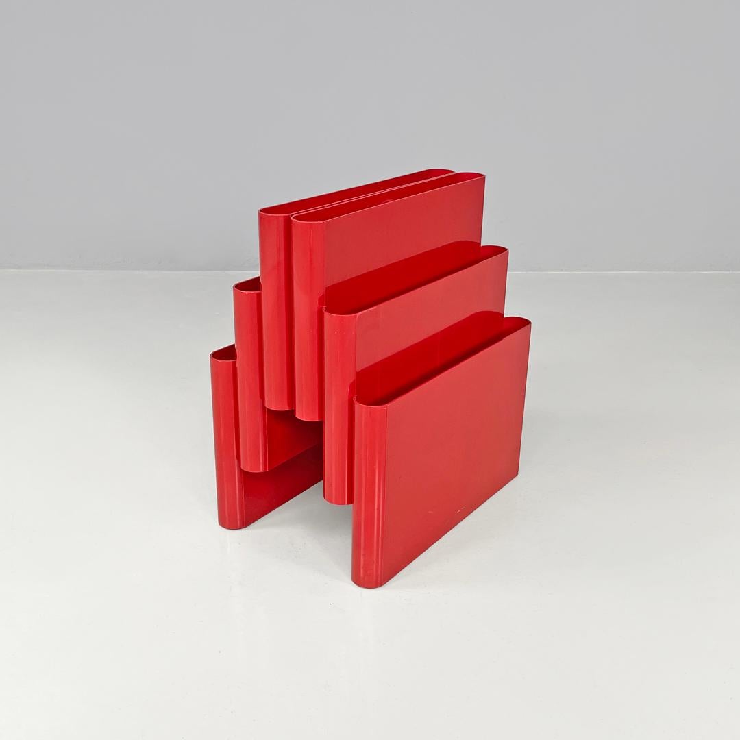 Italian modern red plastic magazine rack 4675 Giotto Stoppino for Kartell, 1970s
Magazine rack mod. 4675 in red plastic. The structure is made up of six rounded and elongated rooms. It has a round handle in the middle.
Produced by Kartell in 1970s