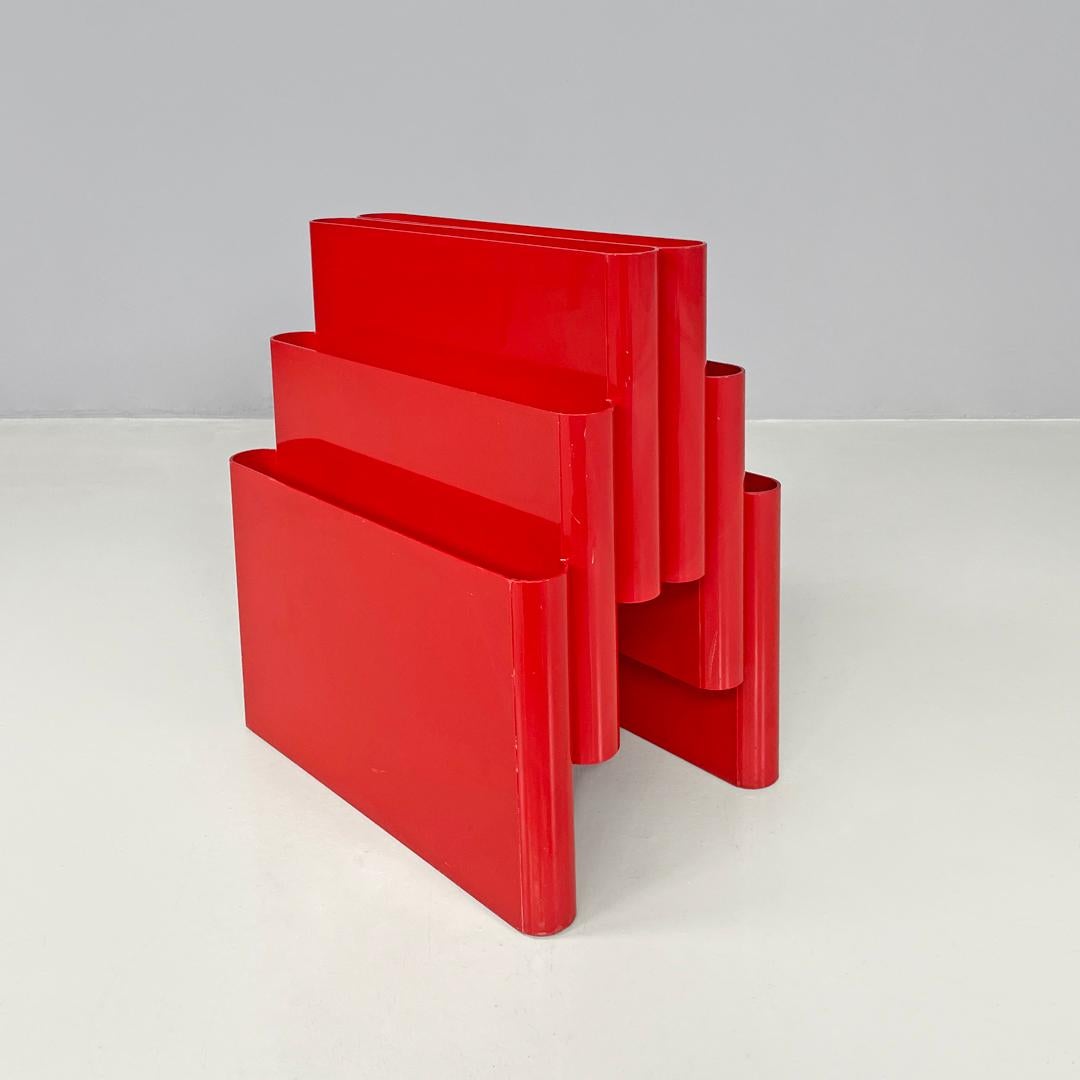 Italian modern red plastic magazine rack 4675 Giotto Stoppino for Kartell, 1970s In Good Condition In MIlano, IT