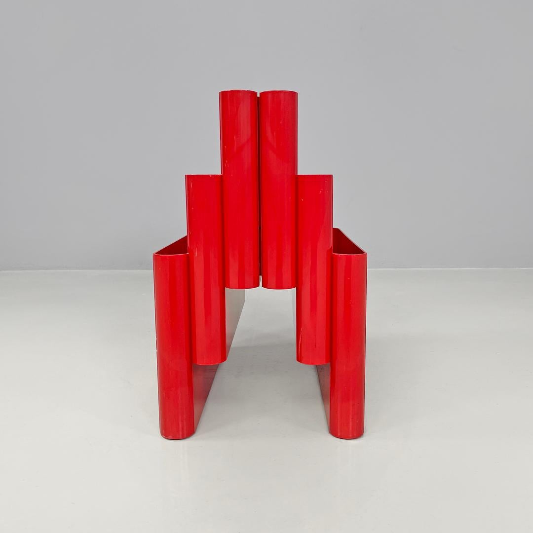 Late 20th Century Italian modern red plastic magazine rack 4675 Giotto Stoppino for Kartell, 1970s