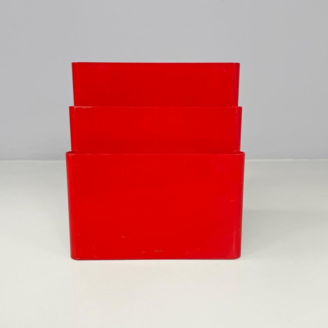 Plastic Italian modern red plastic magazine rack 4675 Giotto Stoppino for Kartell, 1970s