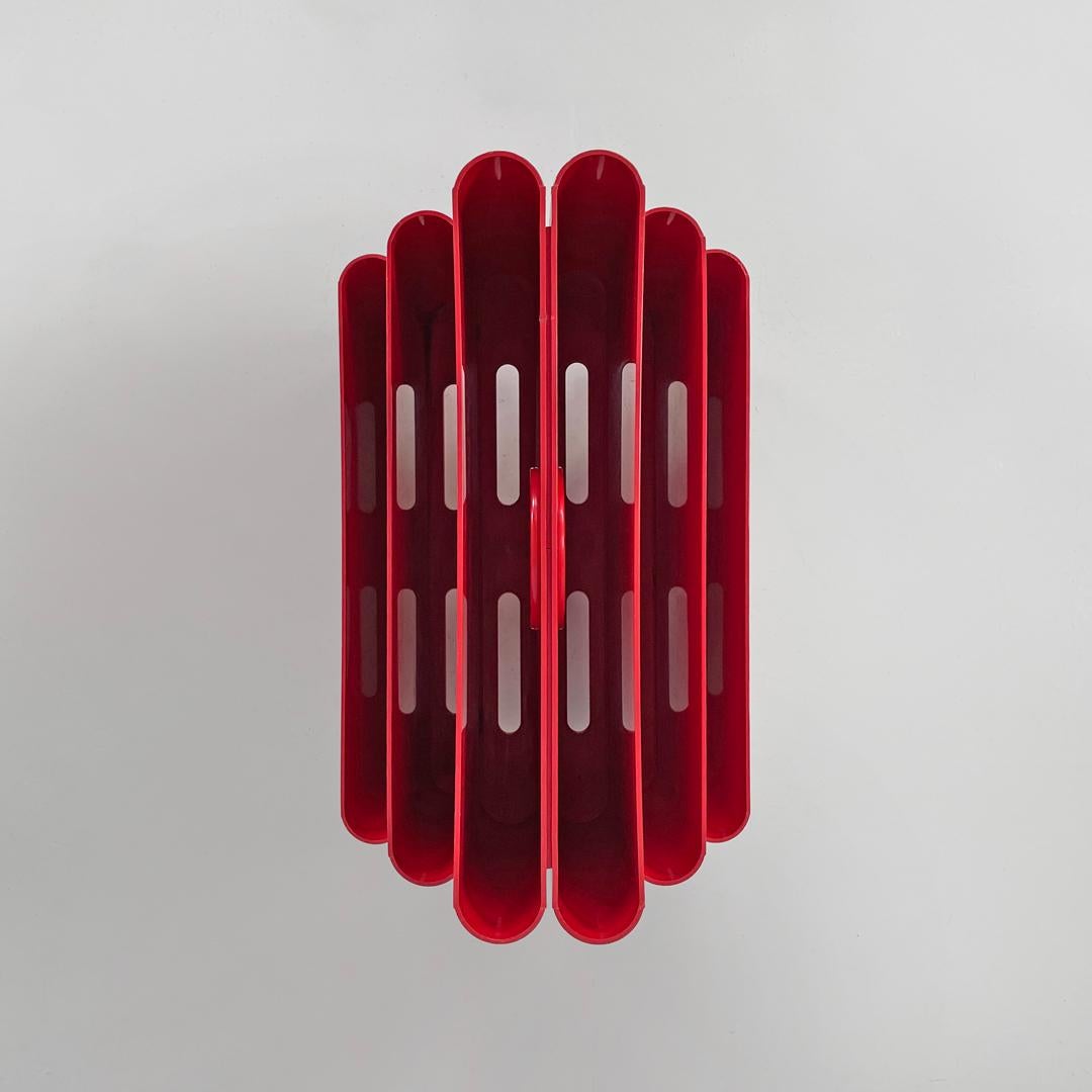 Italian modern red plastic magazine rack 4675 Giotto Stoppino for Kartell, 1970s 1