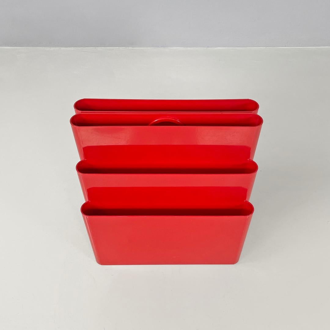 Italian modern red plastic magazine rack 4675 Giotto Stoppino for Kartell, 1970s 3