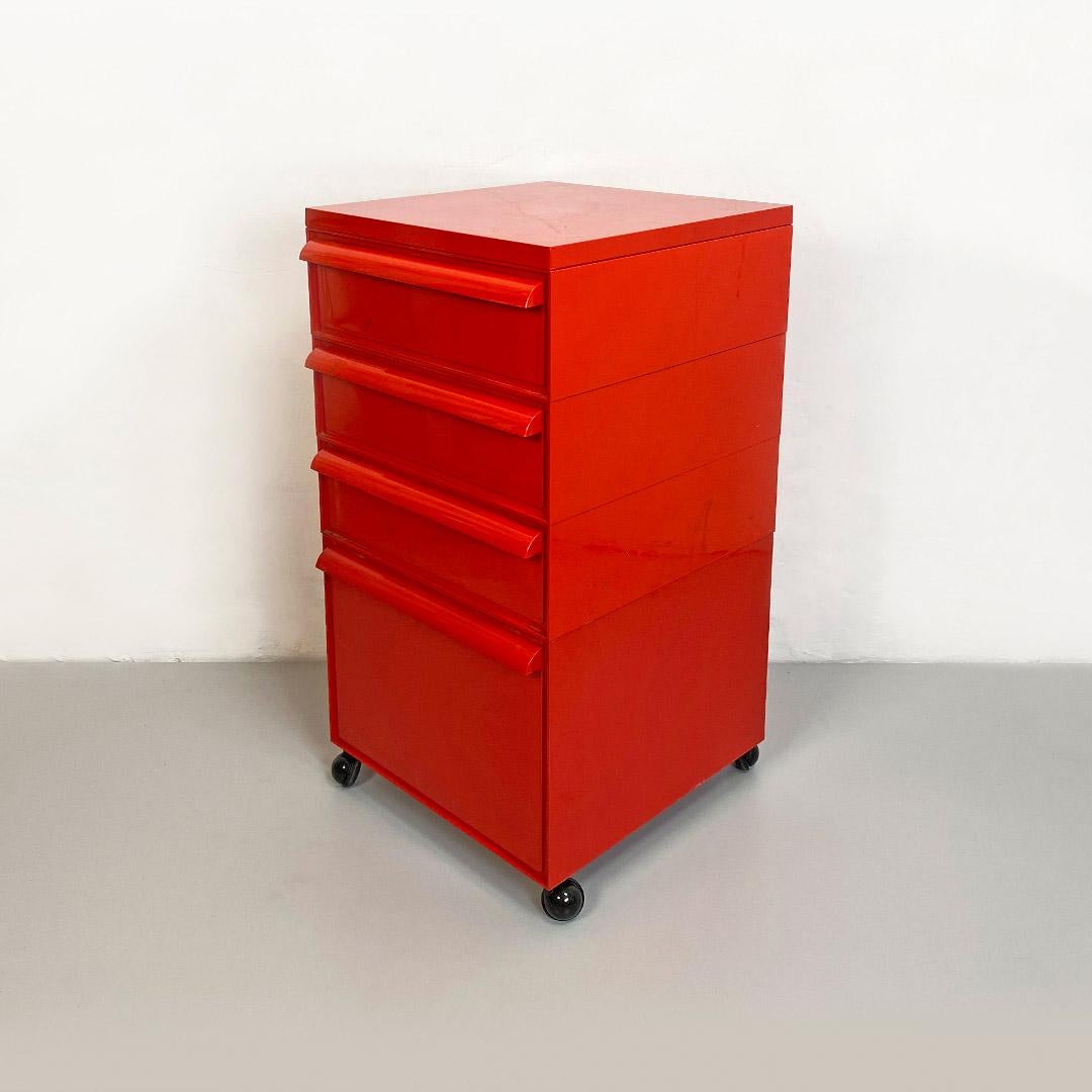 Italienisches modernes Paar modularer roter Kunststoffkommoden Mod. 4602 Kommode auf Rollen von Simon Fussel für Kartell, 1970er Jahre.
Modulares Möbelstück mit vier Schubladen, mod. 4602, von denen eine größer ist, in rotem Kunststoff auf Rädern.