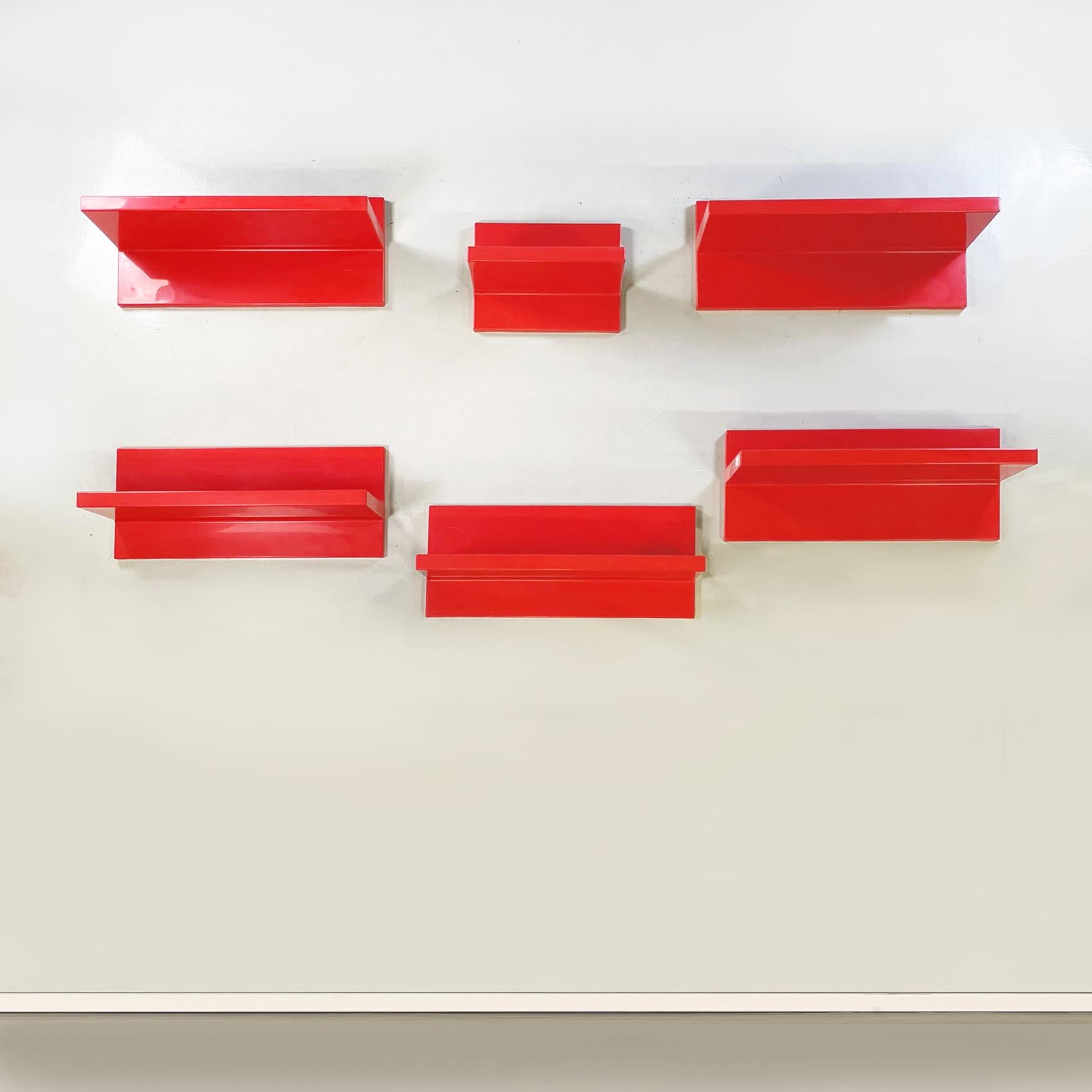 Moderne italien Étagères en plastique rouge par Marcello Siard pour Kartell, 1970
Ensemble fantastique de six étagères à profil asymétrique en plastique rouge vif. Il existe deux types de mesures : une petite et cinq grandes. Ils peuvent être montés