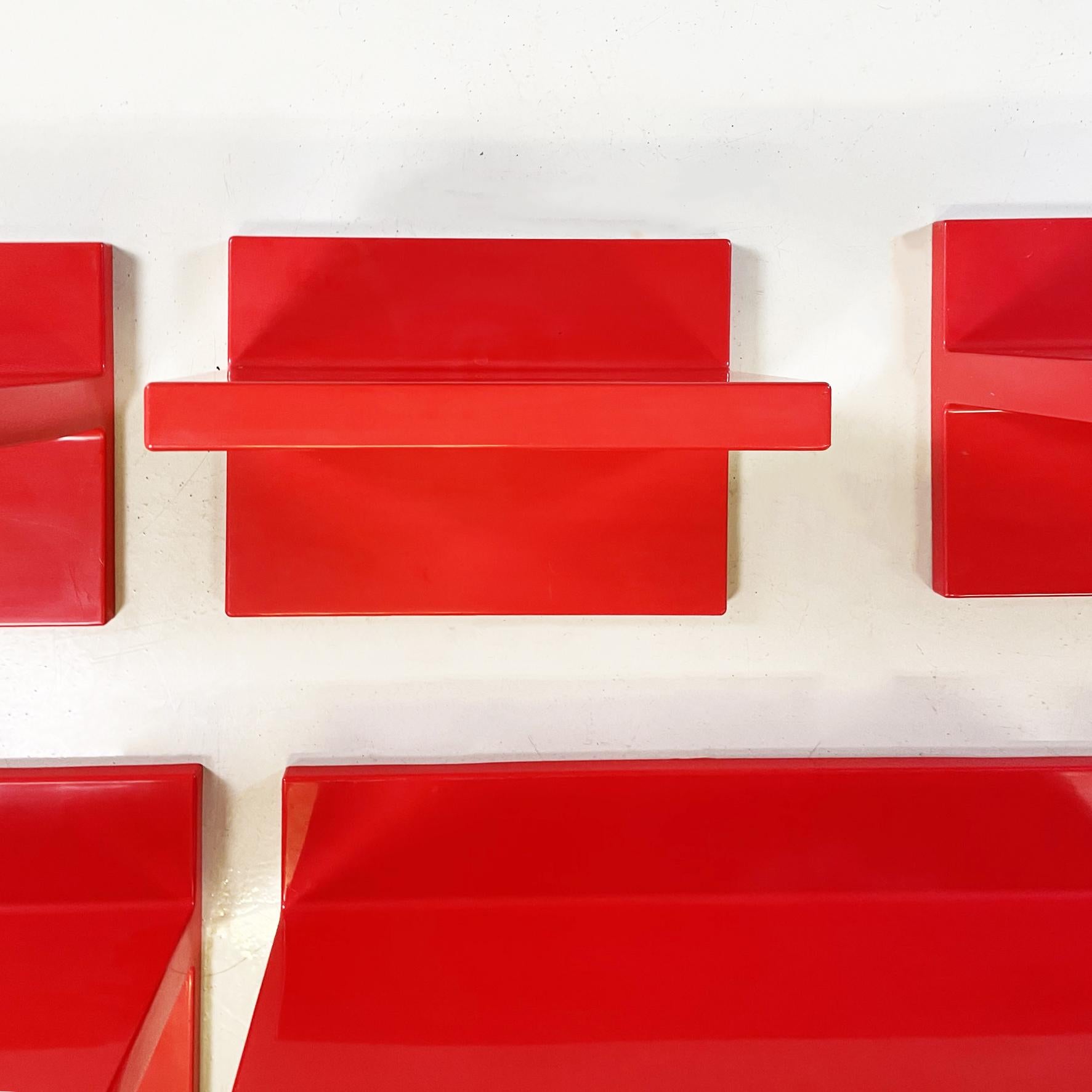 Italian modern Red plastic shelves by Marcello Siard for Kartell, 1970s In Good Condition For Sale In MIlano, IT