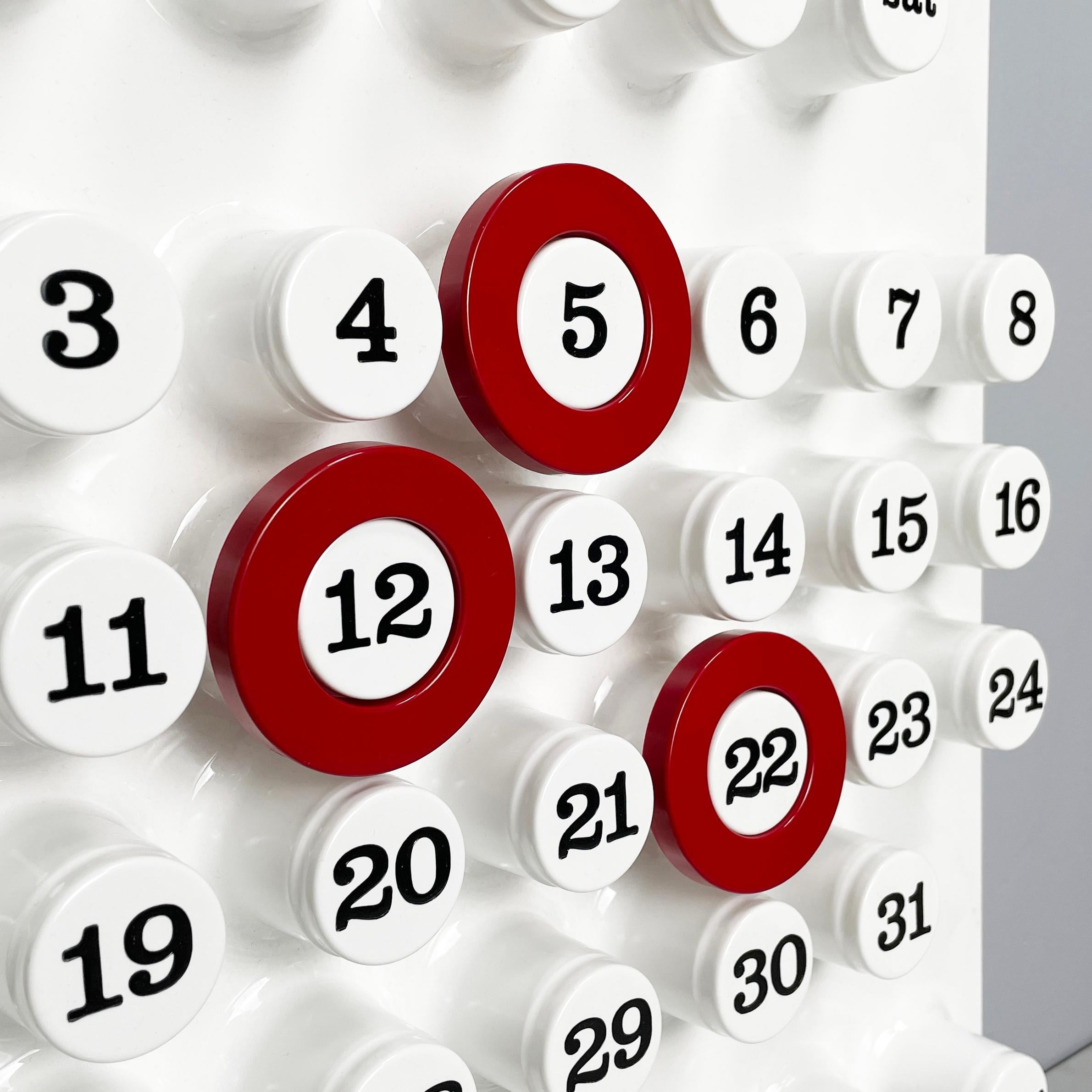 Italienische moderne rote Ringe für den ewigen Wandkalender von Ring A Date, 2020s
Set mit 3 runden Ringen für den immerwährenden Wandkalender von Ring A Date, aus bordeauxrotem Kunststoff. Der Ring hat die Funktion, den Tag, die Zahl und den Monat