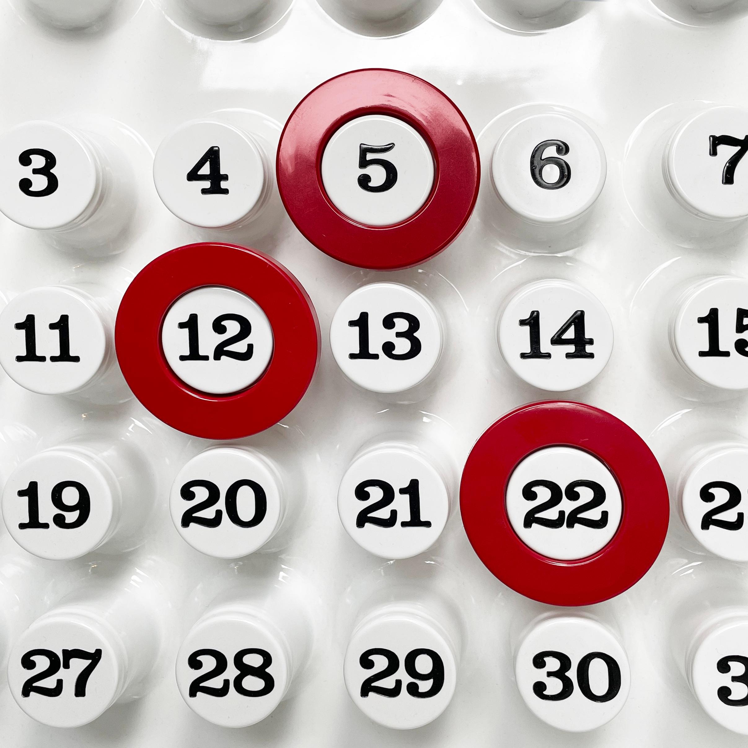 Italienische moderne rote Ringe für den ewigen Wandkalender von Ring A Date, 2020s (Moderne) im Angebot