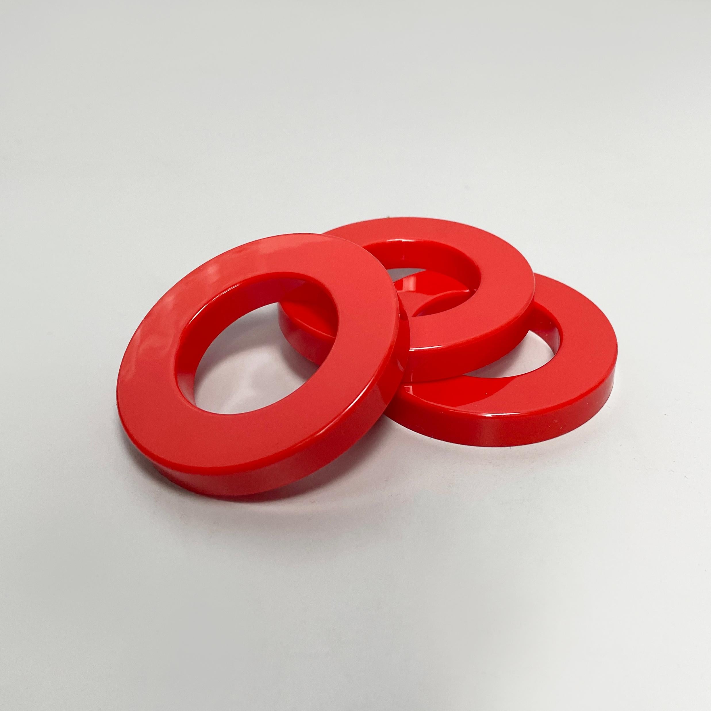 Italienische moderne rote Ringe für den ewigen Wandkalender von Ring A Date, 2020s
Set mit 3 runden Ringen für den immerwährenden Wandkalender von Ring A Date, aus leuchtend rotem Kunststoff. Der Ring hat die Funktion, den Tag, die Zahl und den