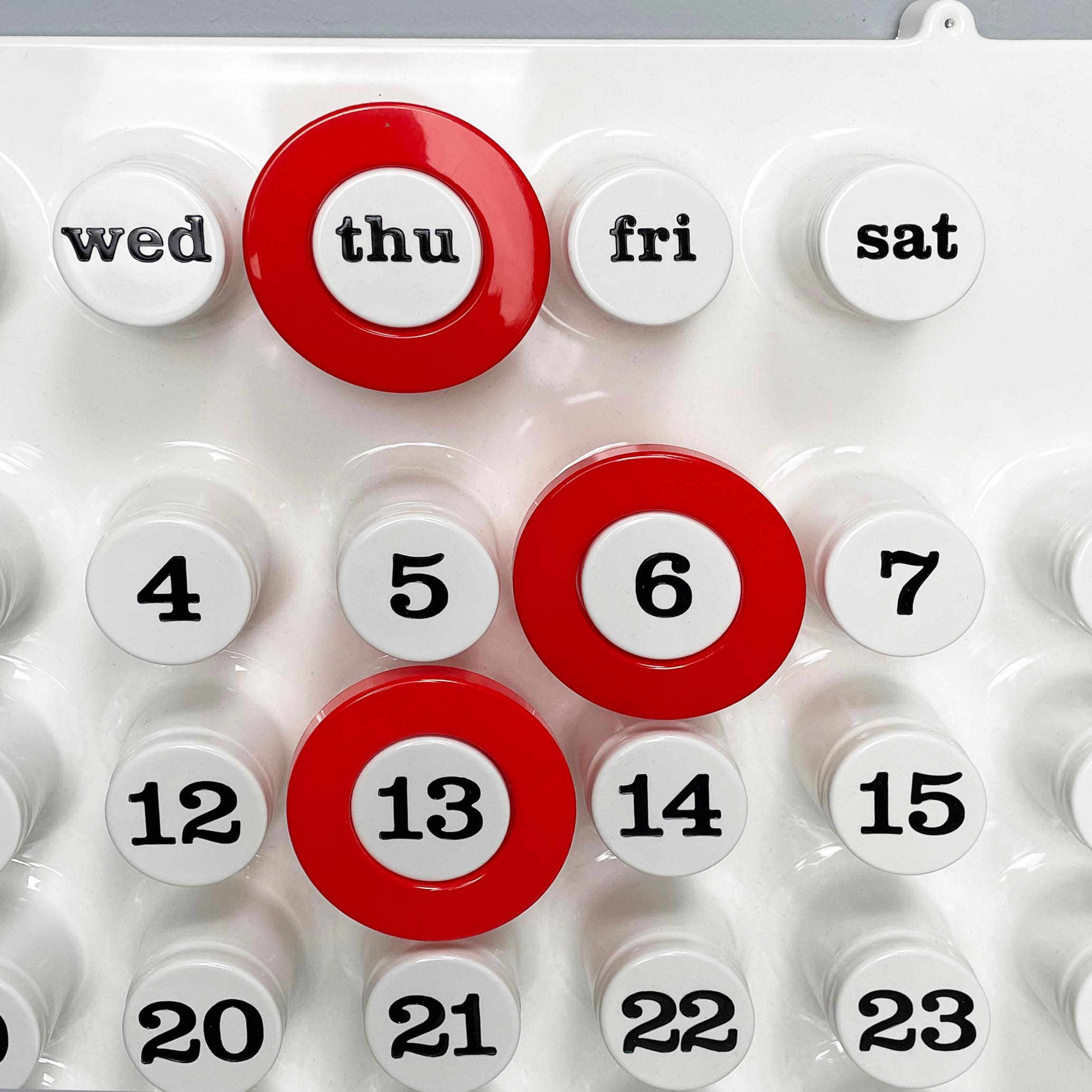 Italienische moderne rote Ringe für den ewigen Wandkalender von Ring A Date, 2020s im Zustand „Gut“ im Angebot in MIlano, IT