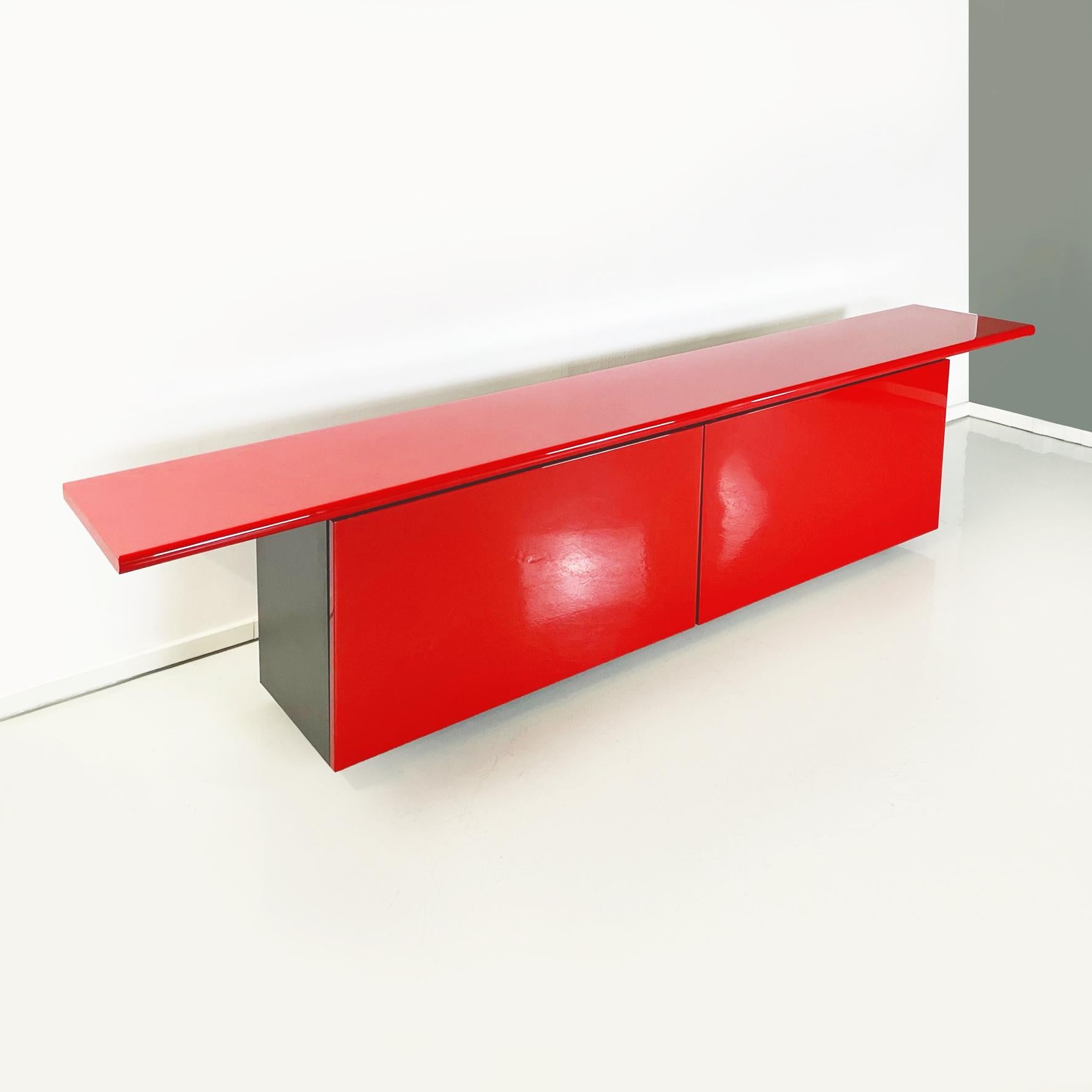 Rote Anrichte Sheraton, italienische Moderne, von Giotto Stoppino und Lodovico Acerbis für Acerbis, 1977
Anrichte mod. Sheraton aus glänzend lackiertem Holz in leuchtendem Rot und Schwarz. Die rechteckige Platte hat eine abgeschrägte Vorderkante.