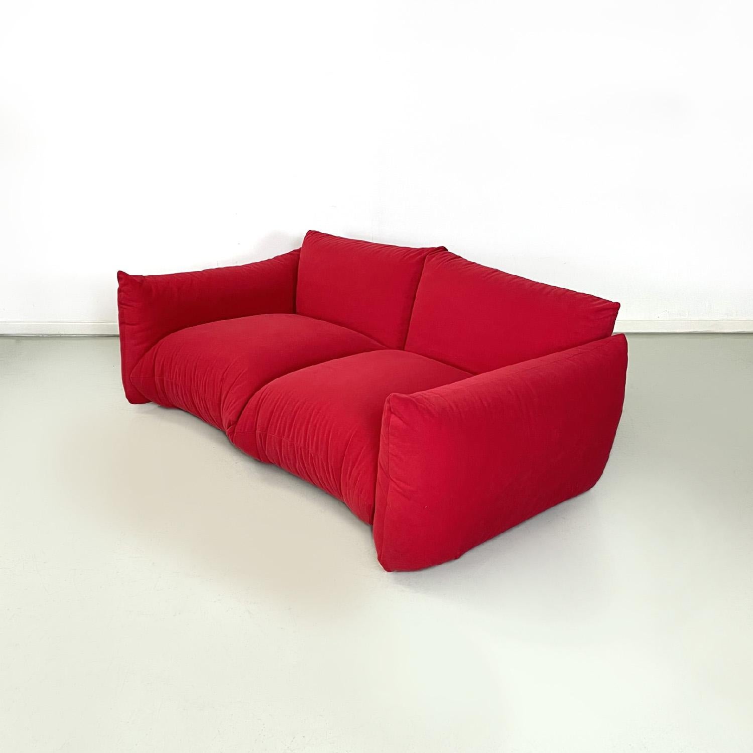 Italian modern red sofa Marenco by Mario Marenco for Arflex, 1970s
Red sofa mod. Marenco. The rectangular seat of the sofa is made up of two padded cushions covered in red alcantara type fabric, as is the backrest. The armrests are also padded and