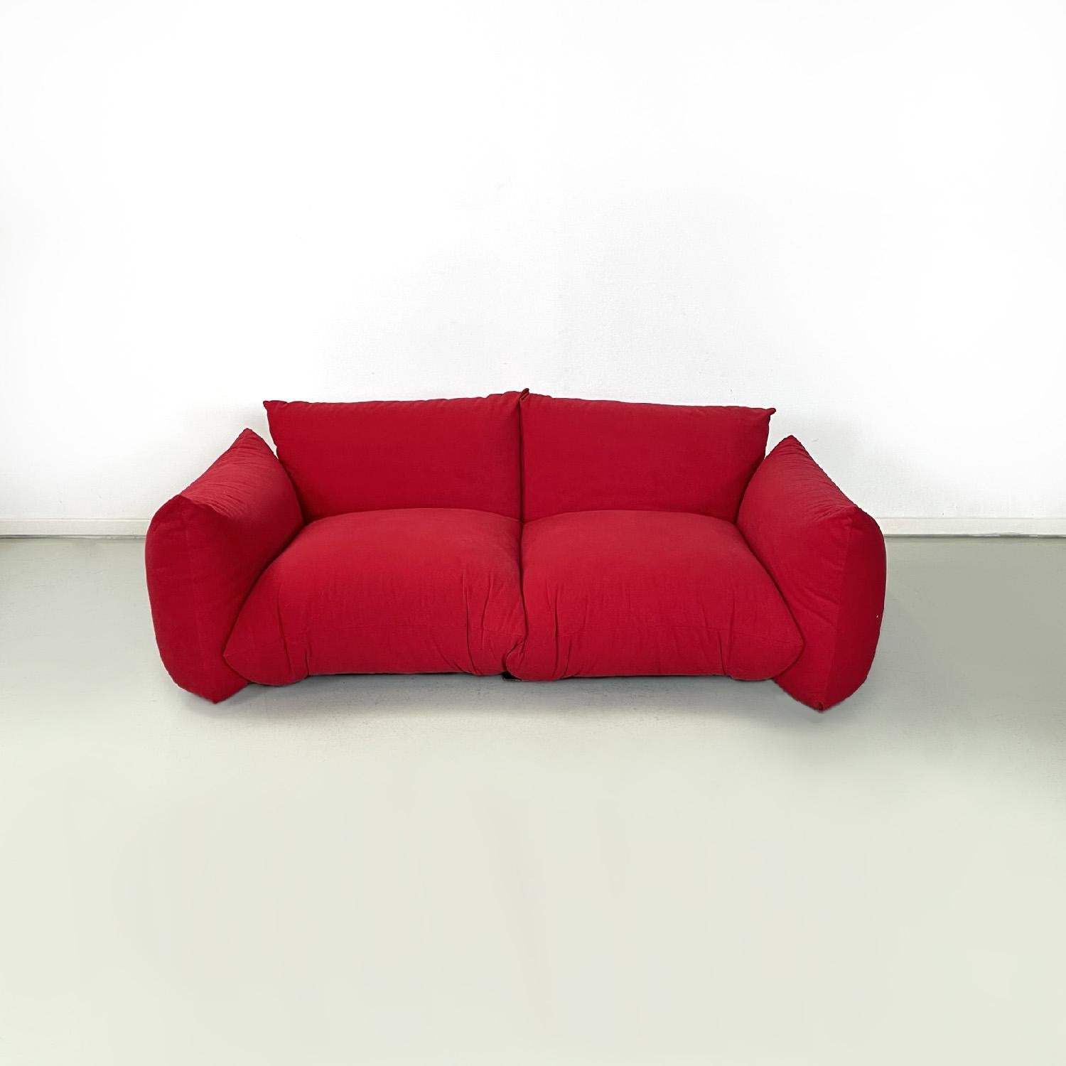 Italian modern red sofas Marenco by Mario Marenco for Arflex, 1970s
Pair of red sofas mod. Marenco. The rectangular seats of the sofas are made up of two padded cushions covered in red alcantara type fabric, as are the backrests. The armrests are