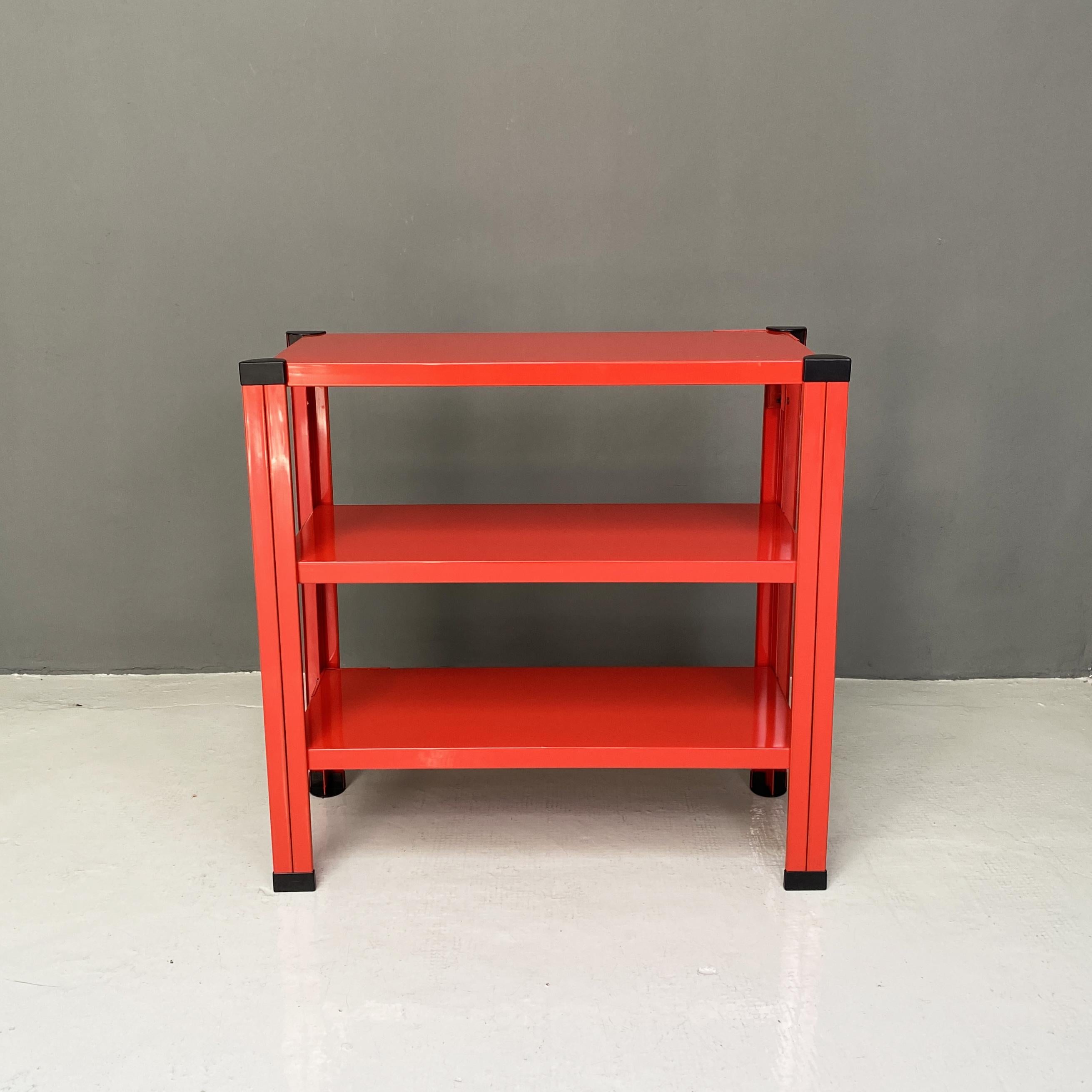 Italian Modern Red Three-Shelf Metal Bookcase, 1980s In Good Condition For Sale In MIlano, IT