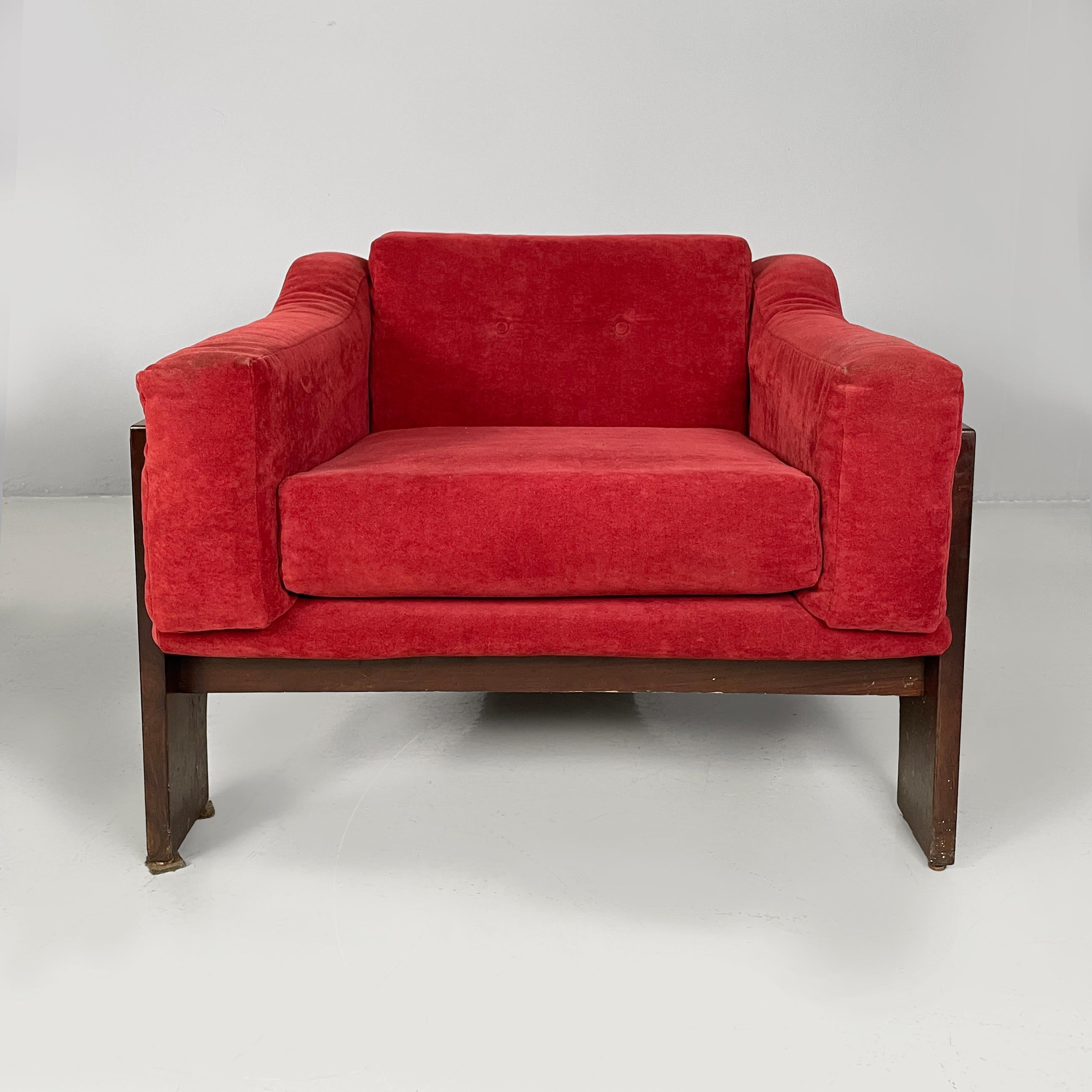 Italian modern red velvet and wood armchairs by Claudio Salocchi for Sormani, 1970s
Pair of armchairs with a square base. The seat, backrest and armrests are made of cushions covered in red velvet. The structure and the three legs are in dark
