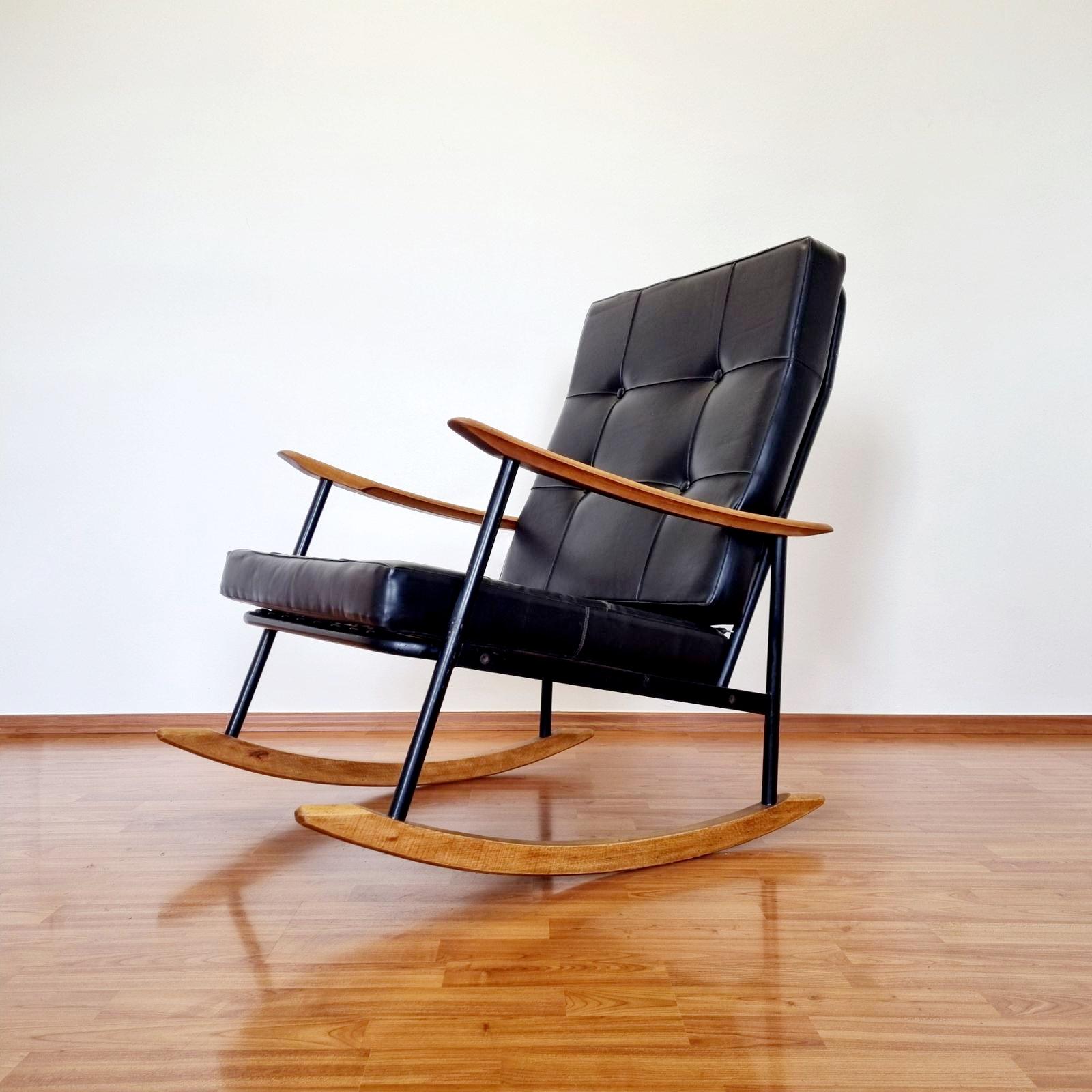 Italian Modern Rocking Chair Designed by Gastone Rinaldi, Italy 60s For Sale 5