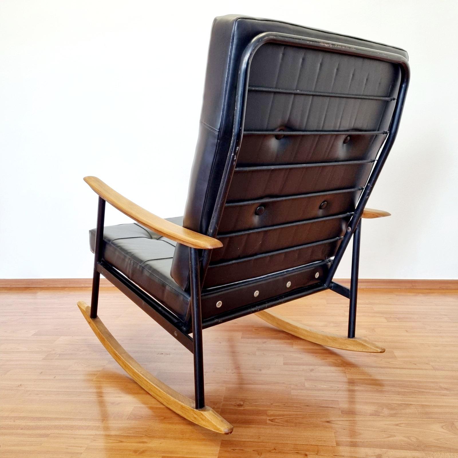 Italian Modern Rocking Chair Designed by Gastone Rinaldi, Italy 60s For Sale 2