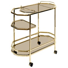 Chariot à boissons roulant ou console moderne italienne en laiton et verre fumé
