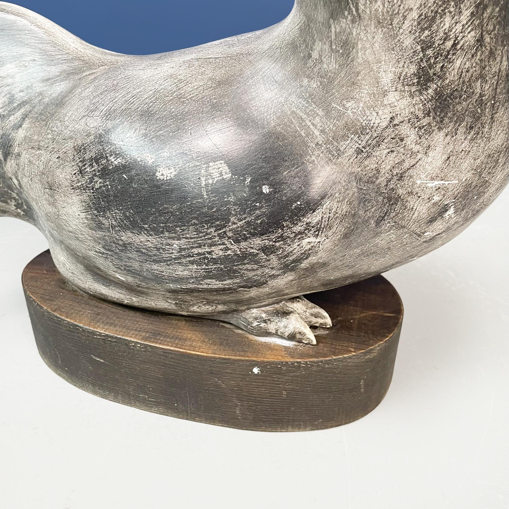 Estatua moderna italiana de gallo en cerámica gris y madera, años 80 en venta 2