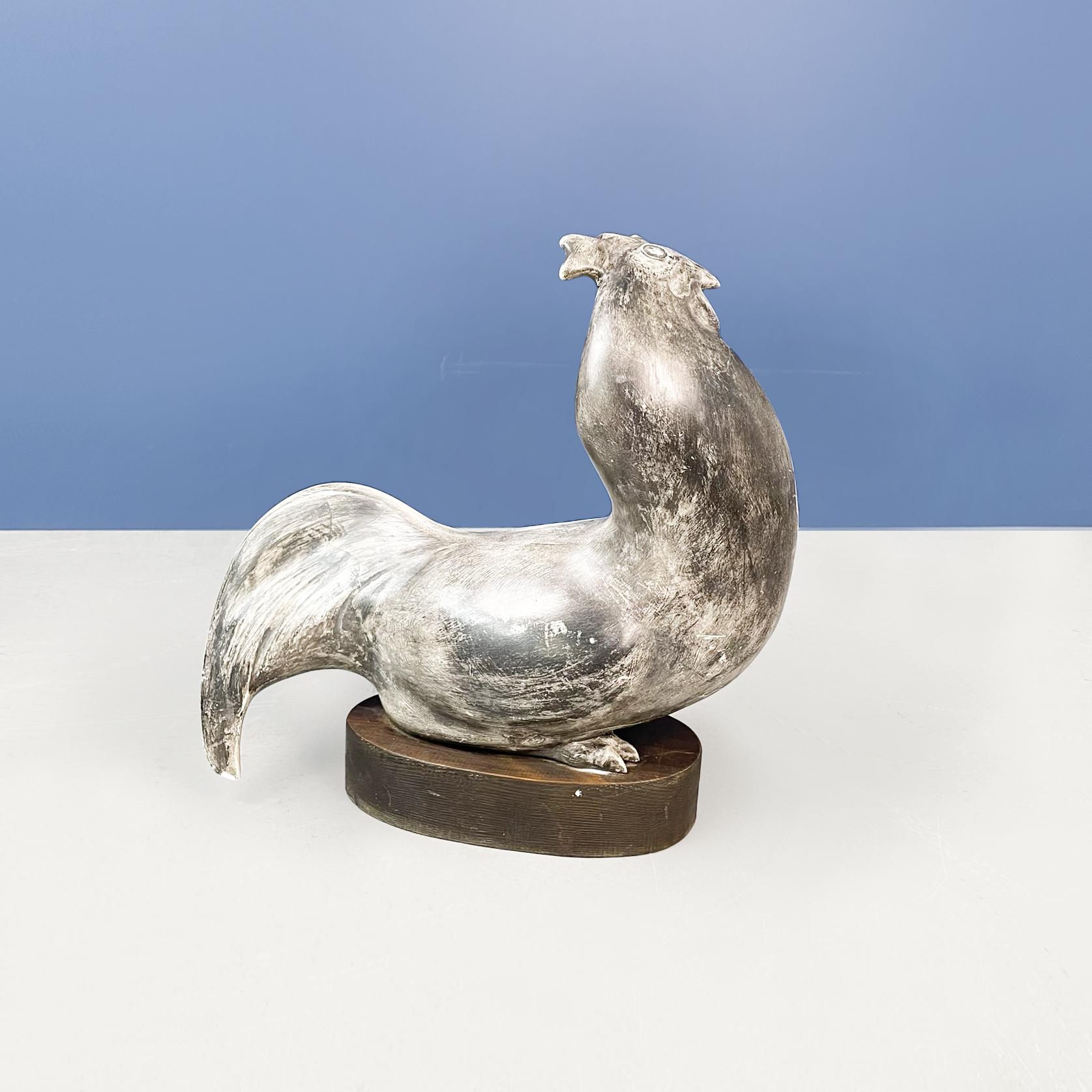 Italian modern Rooster statue in grey ceramic with base in wood, 1980s
Rooster statue with a sinuous shape, in gray painted ceramic. Finely worked. Oval wooden pedestal.
The Statue is perfect as decorator details for every appartment. The high