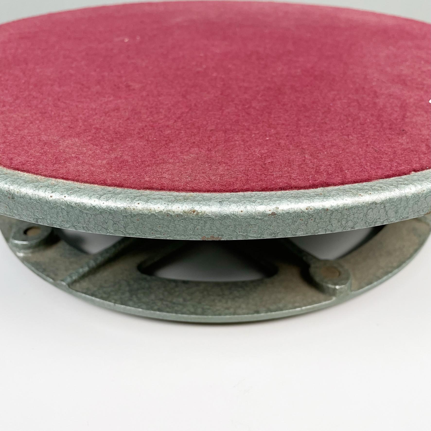 Présentoir rotatif italien moderne en métal et tissu rouge, années 1970 en vente 1