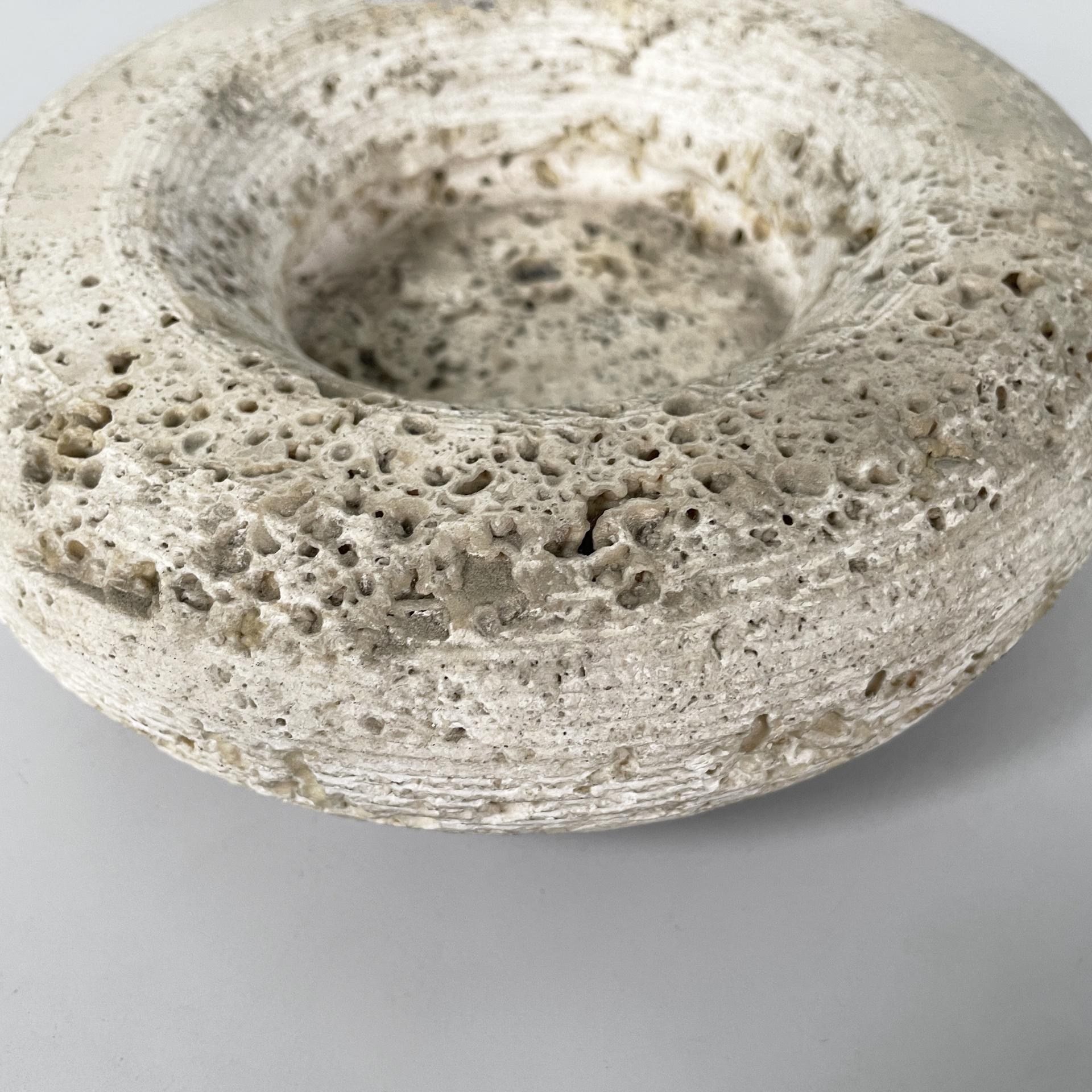 Italian modern round ashtray in travertine, 1970s In Good Condition For Sale In MIlano, IT