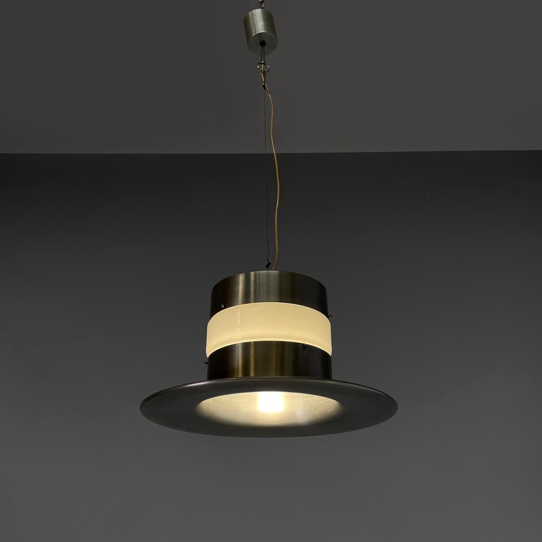 Italian modern round base chandelier in aluminum and white glass band, 1970s
Round base chandelier in aluminum. The structure is cylindrical with a white glass band, and widens toward the base. With the aluminum rosette, a metal cable and a white
