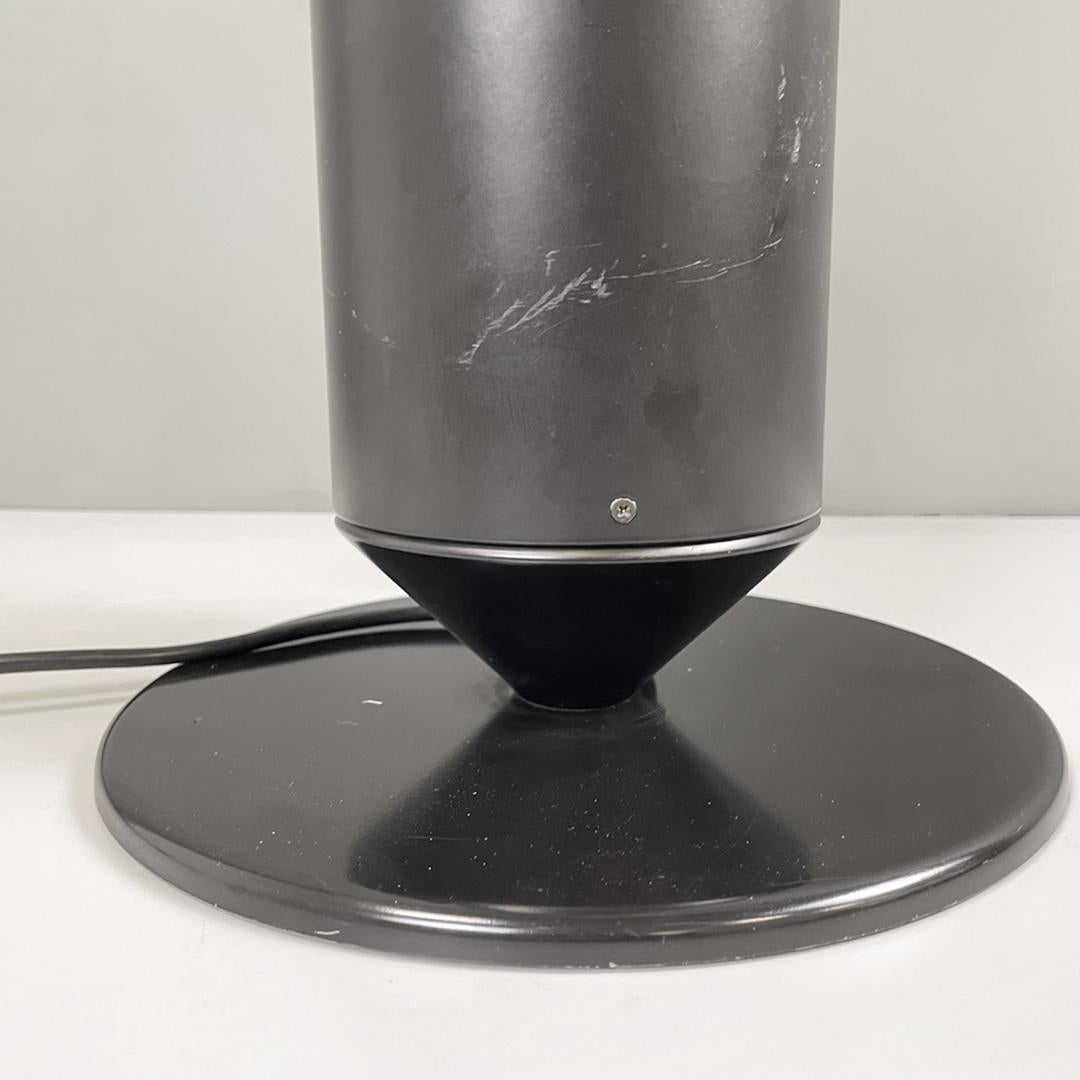 Italian modern round base matte black and glossy white metal table lamp, 1980s For Sale 4