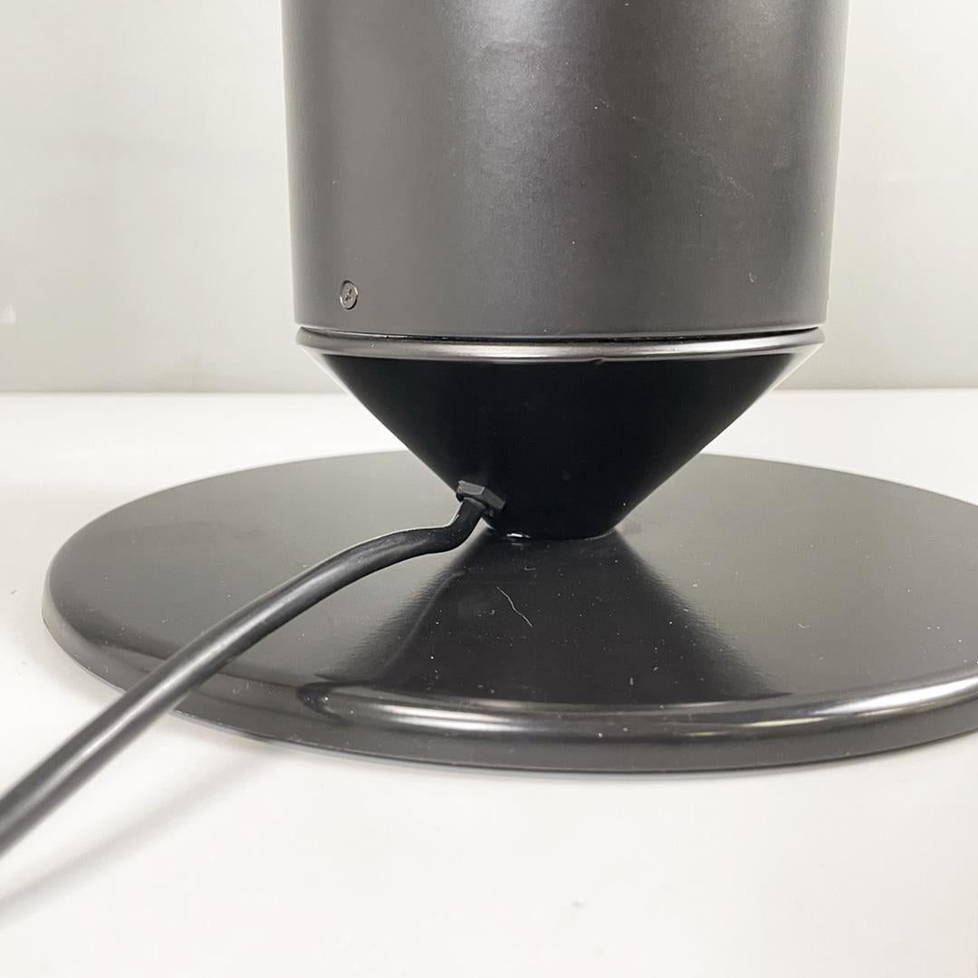 Italian modern round base matte black and glossy white metal table lamp, 1980s For Sale 9