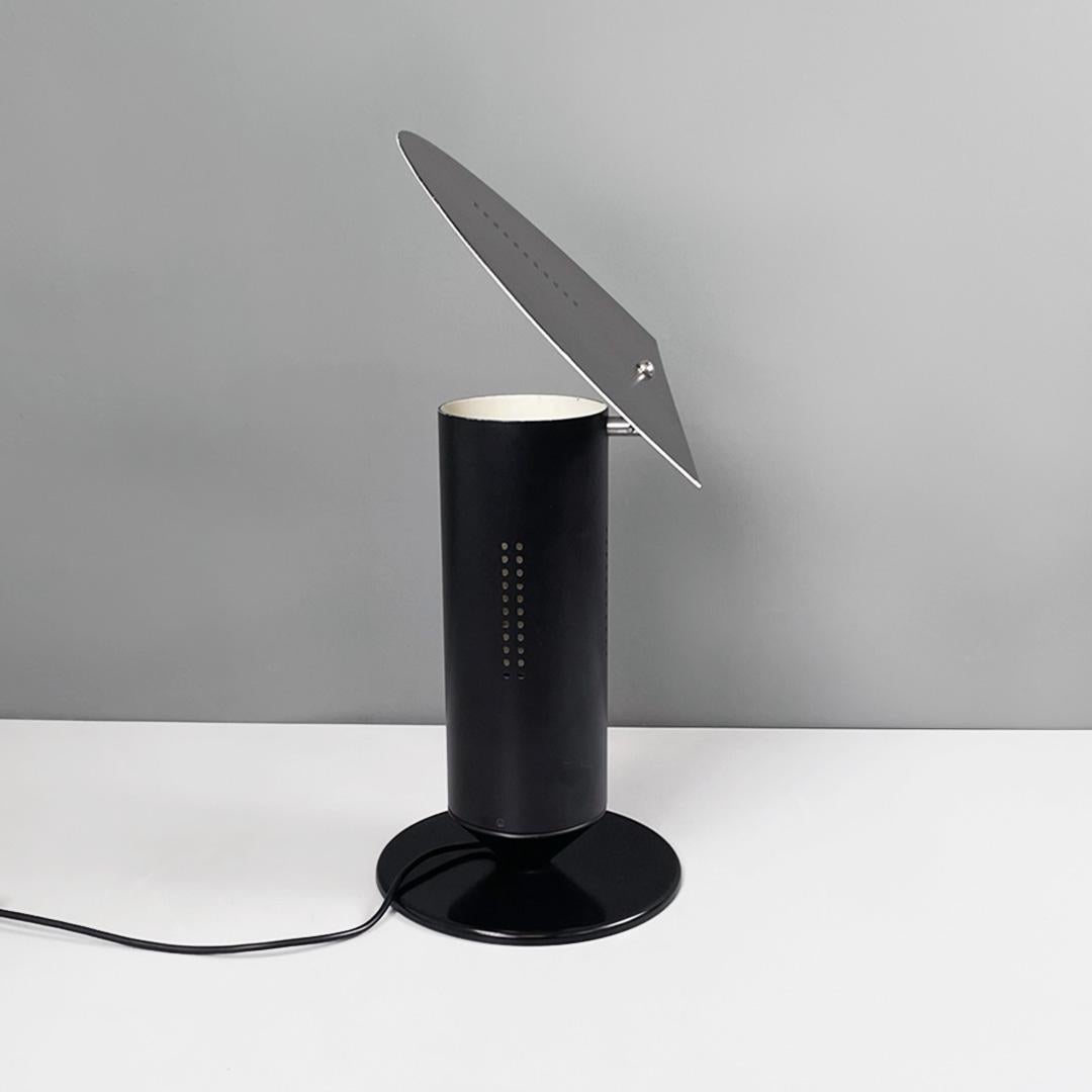 Modern Italian modern round base matte black and glossy white metal table lamp, 1980s For Sale