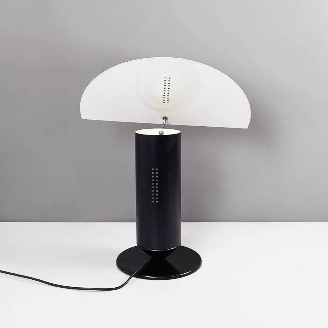Italian modern round base matte black and glossy white metal table lamp, 1980s In Good Condition For Sale In MIlano, IT