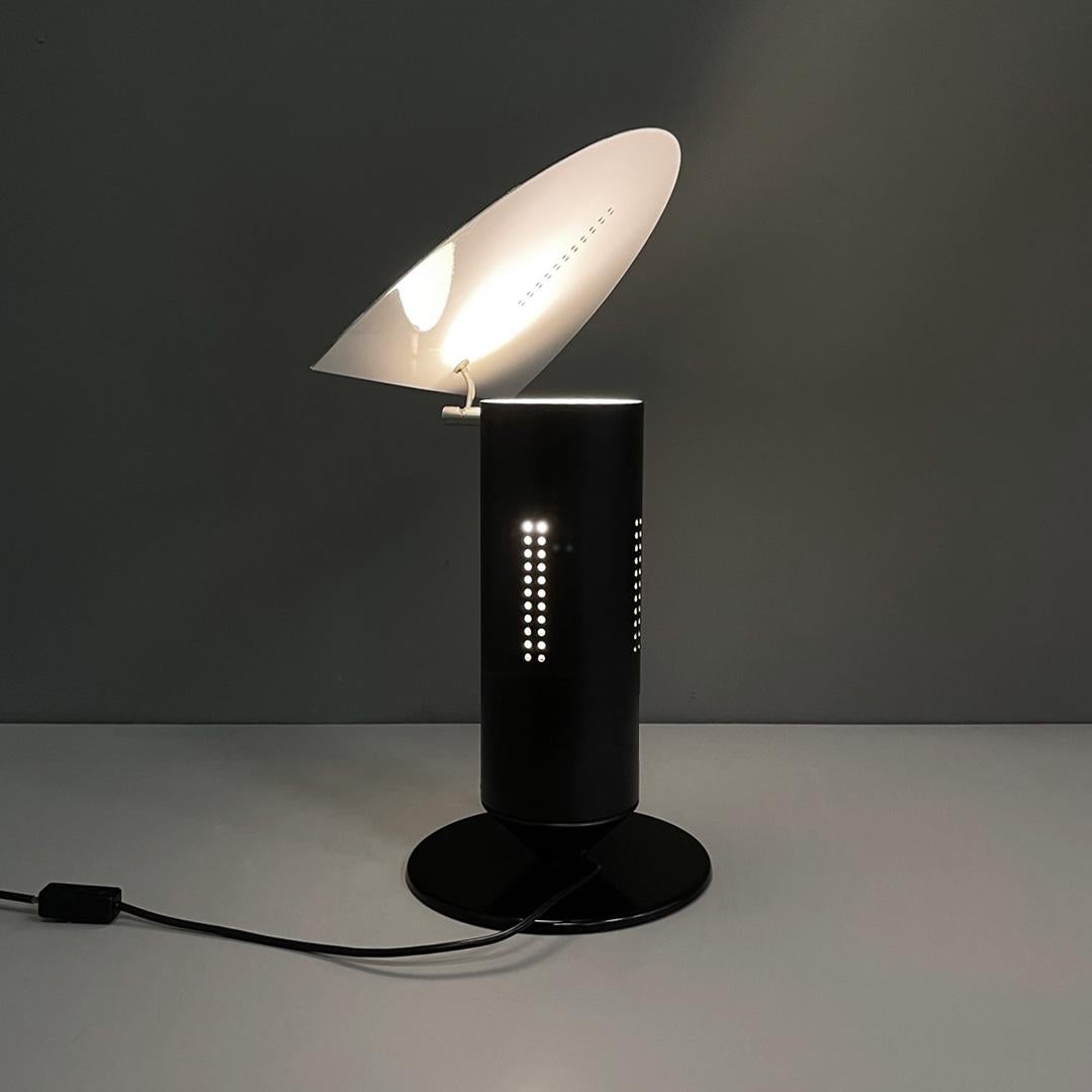 Late 20th Century Lampe de table moderne italienne à base ronde en métal noir mat et blanc brillant, années 1980 en vente
